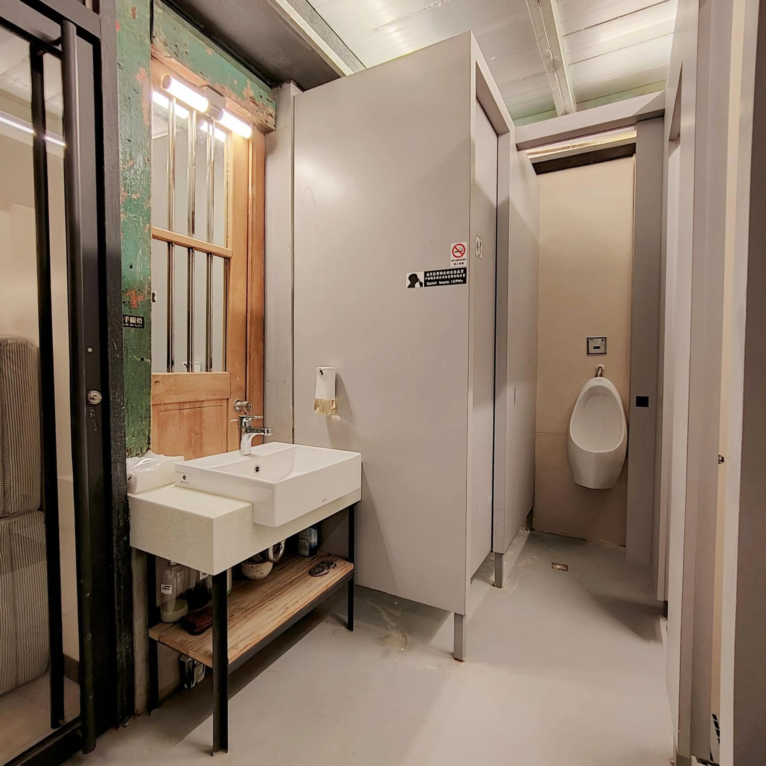 Shower in Jerry's Mazehut Hostel