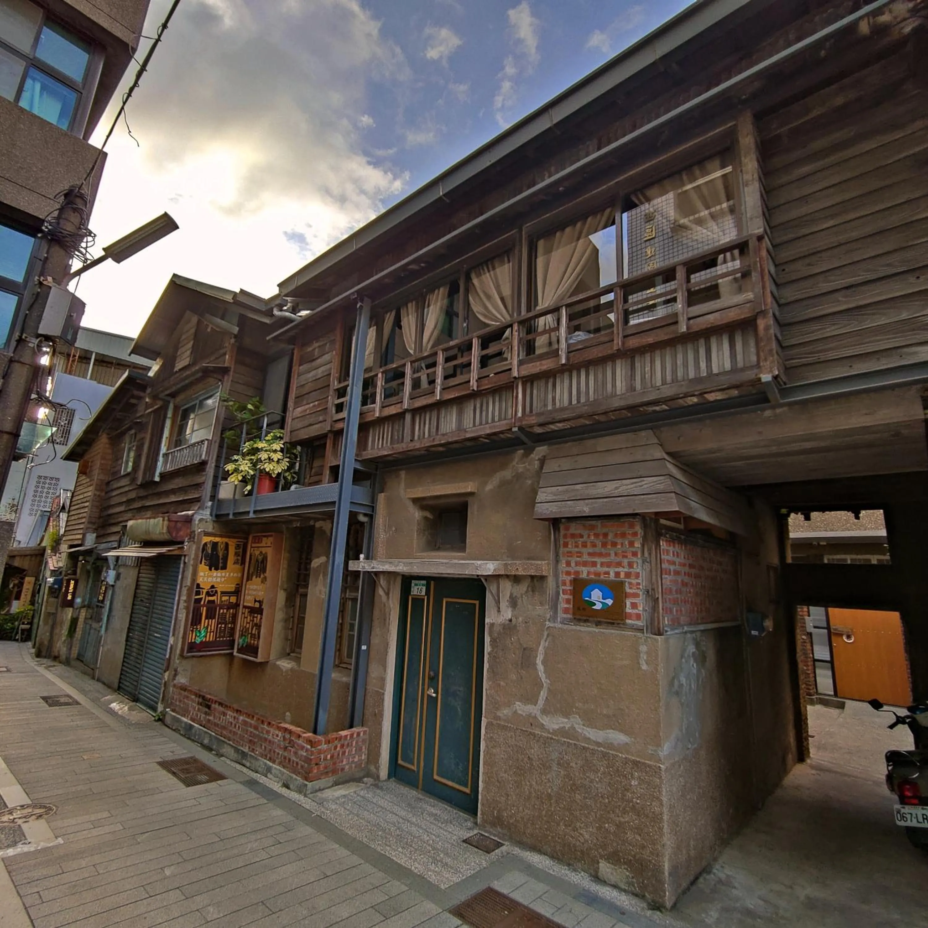 Property building in Jerry's Mazehut Hostel