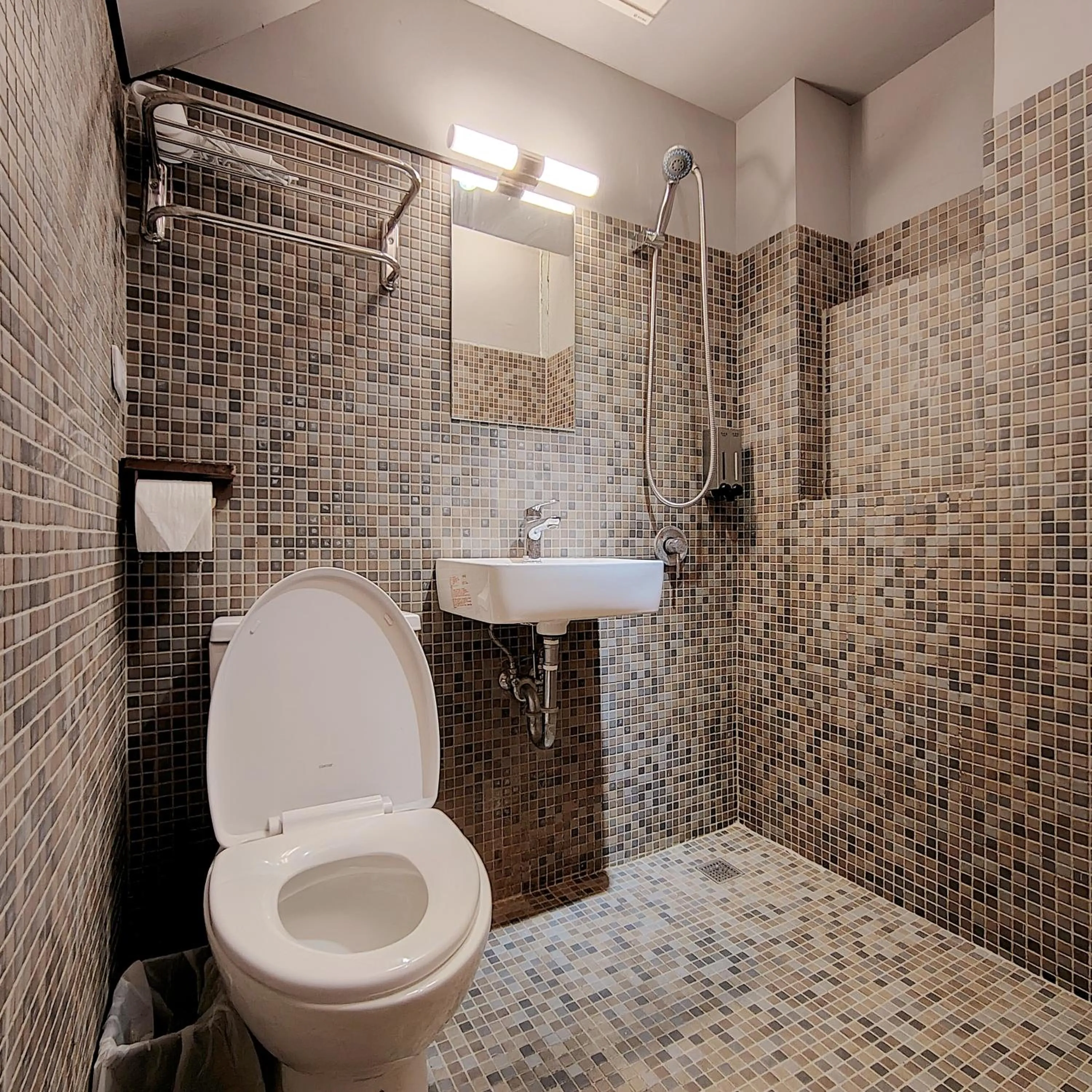 Shower in Jerry's Mazehut Hostel