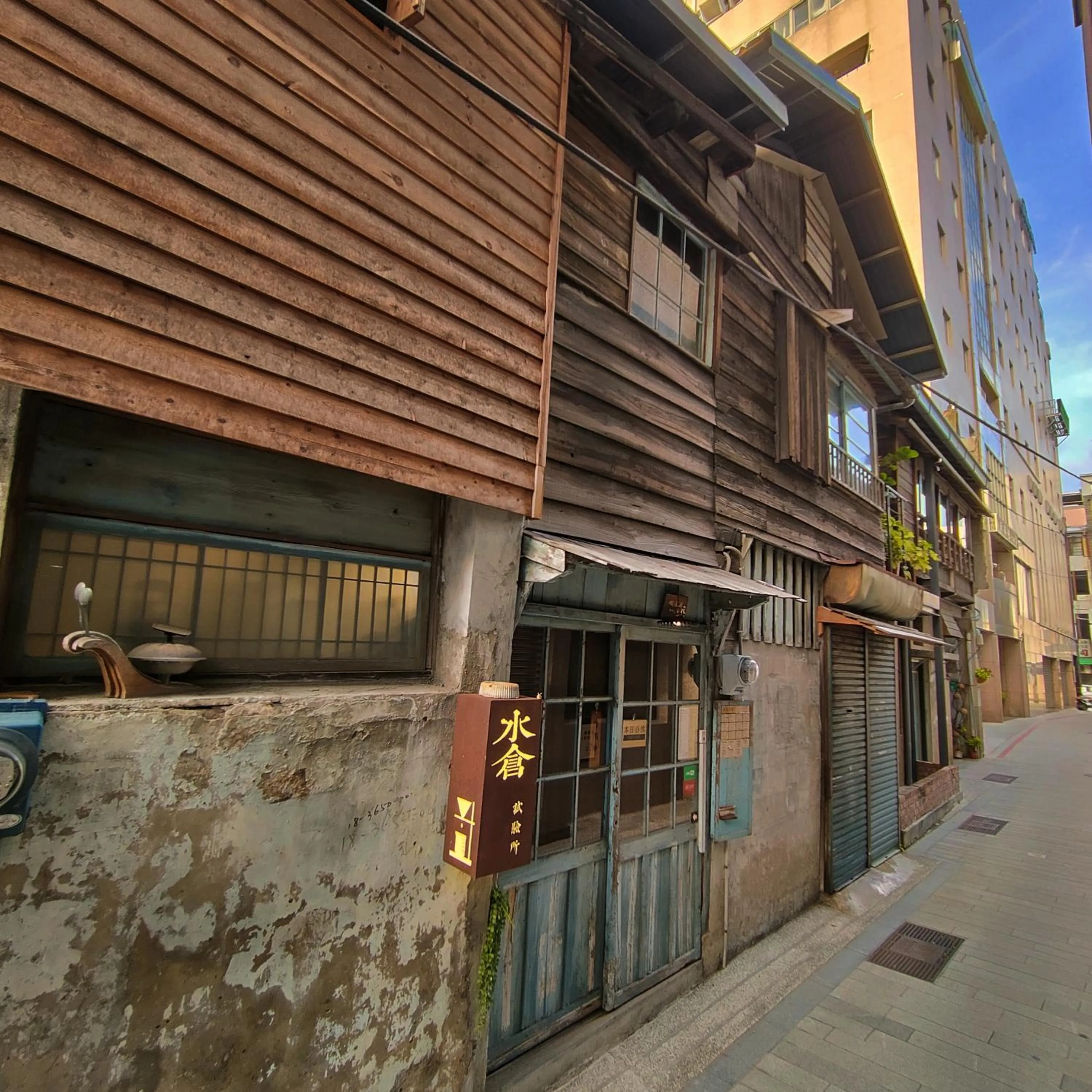 Property building in Jerry's Mazehut Hostel