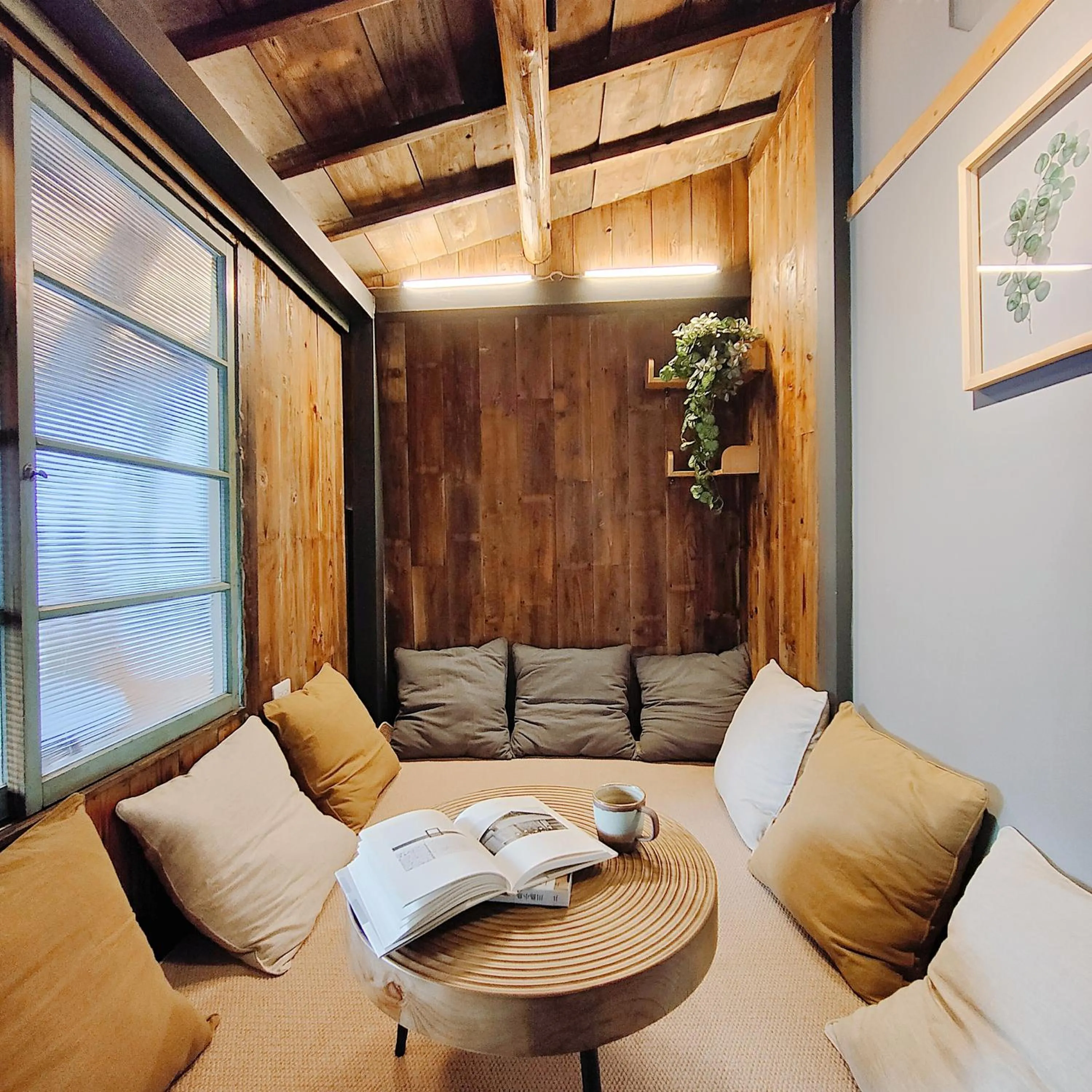 Communal lounge/ TV room in Jerry's Mazehut Hostel