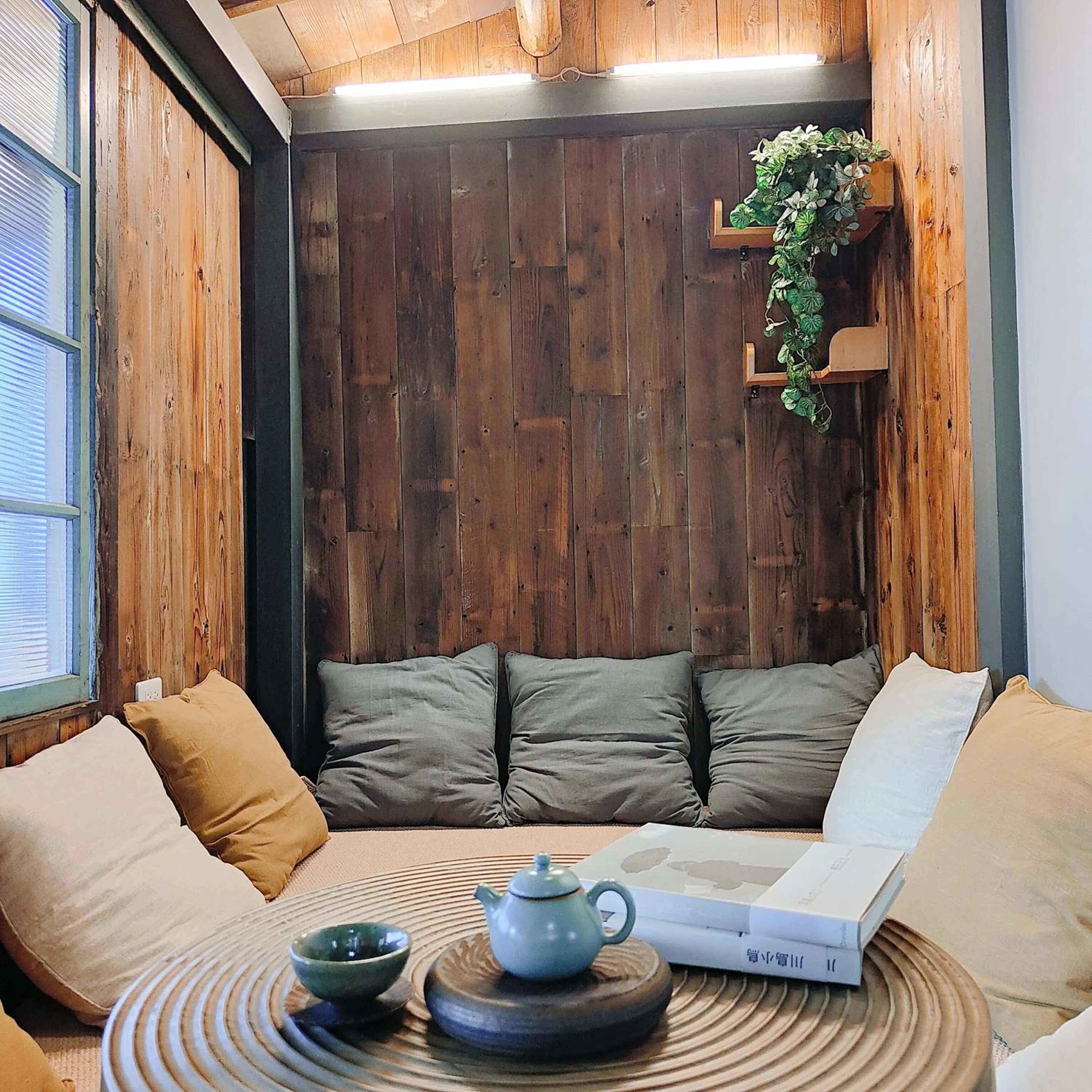 Communal lounge/ TV room in Jerry's Mazehut Hostel