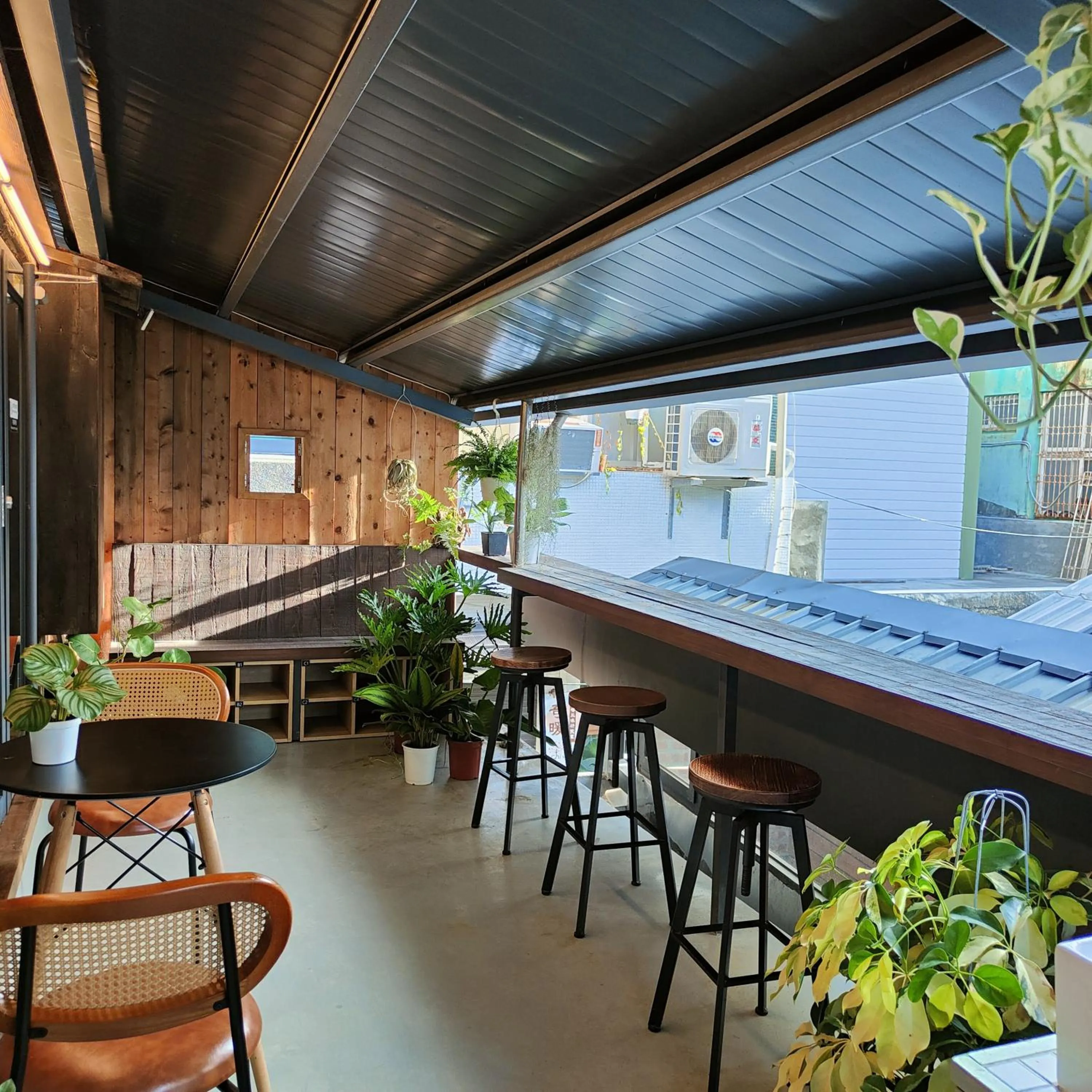 Communal lounge/ TV room in Jerry's Mazehut Hostel