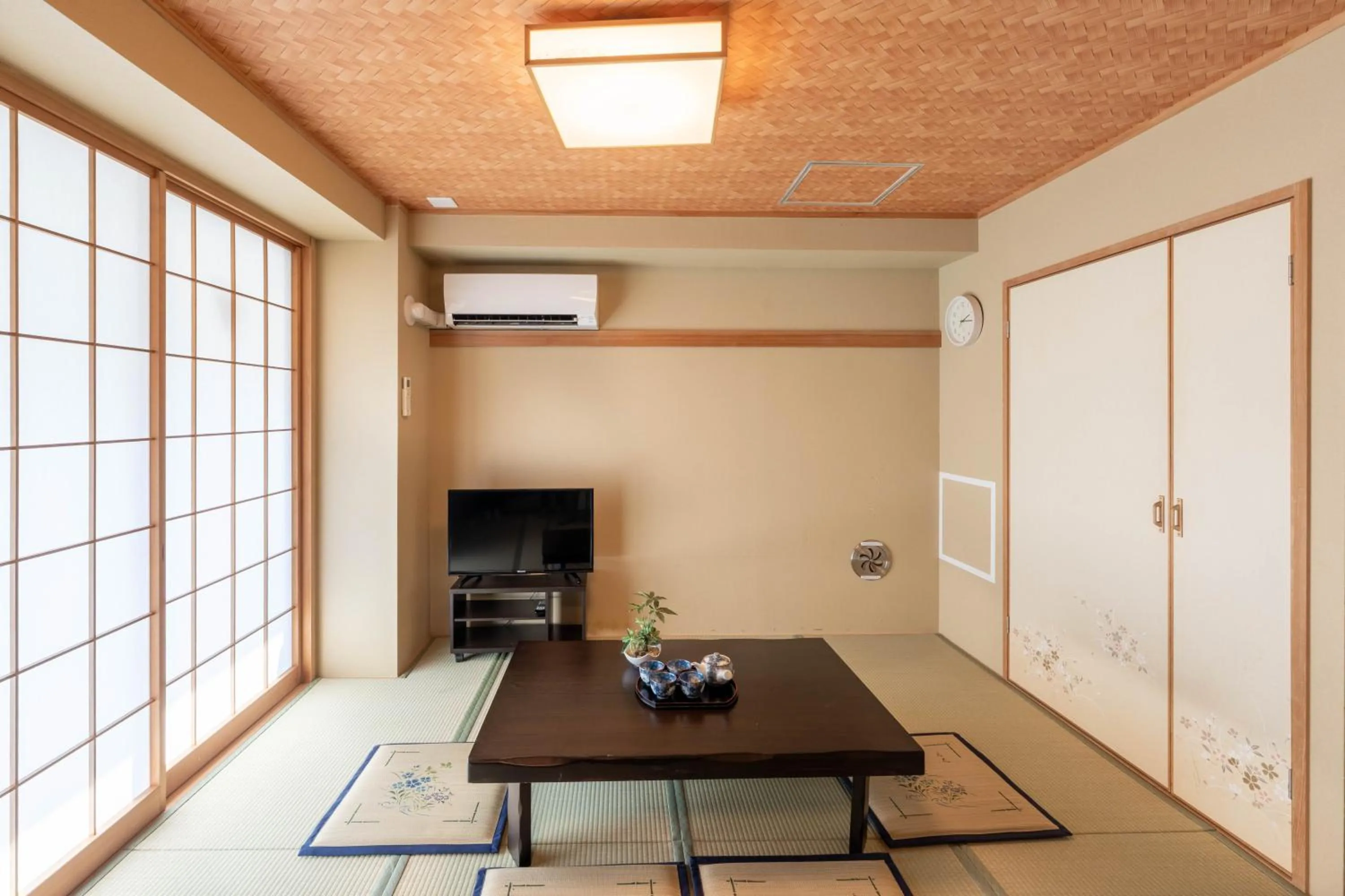 Photo of the whole room in Nihonbashi Kakigara Ryokan