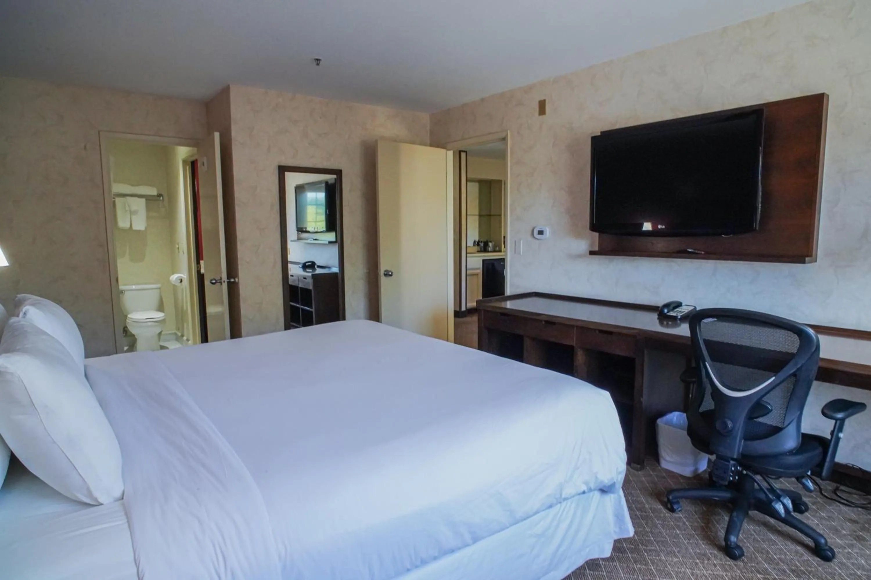 Bed in La Hacienda San Jose Silicon Valley