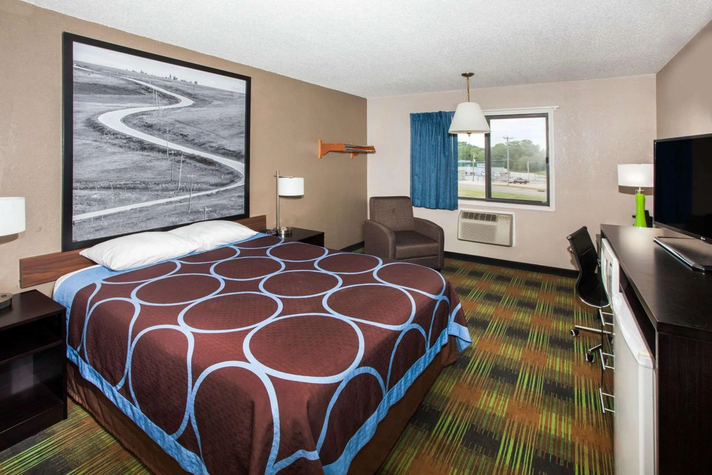 Photo of the whole room in Super 8 by Wyndham Keokuk