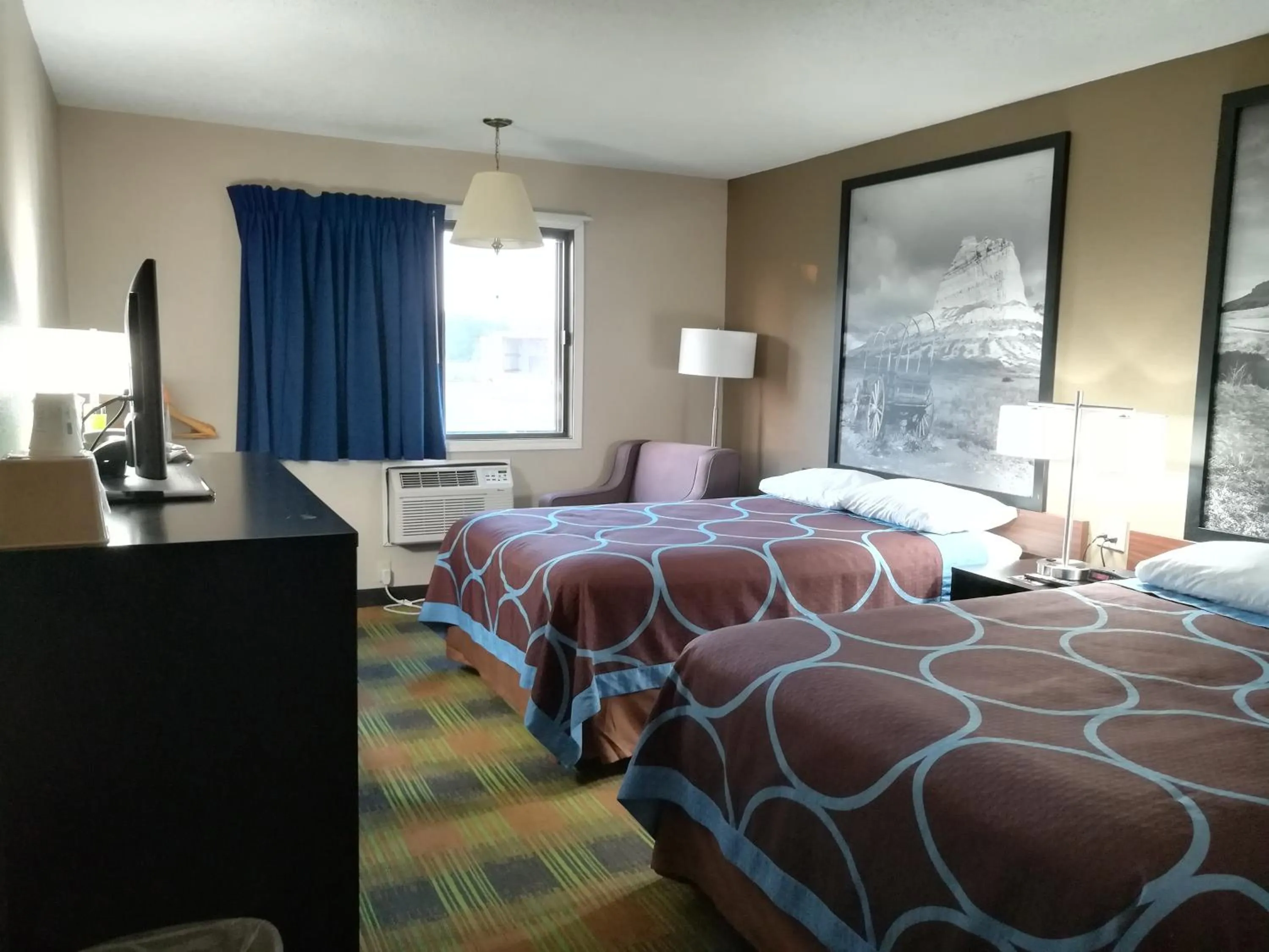 Photo of the whole room in Super 8 by Wyndham Keokuk