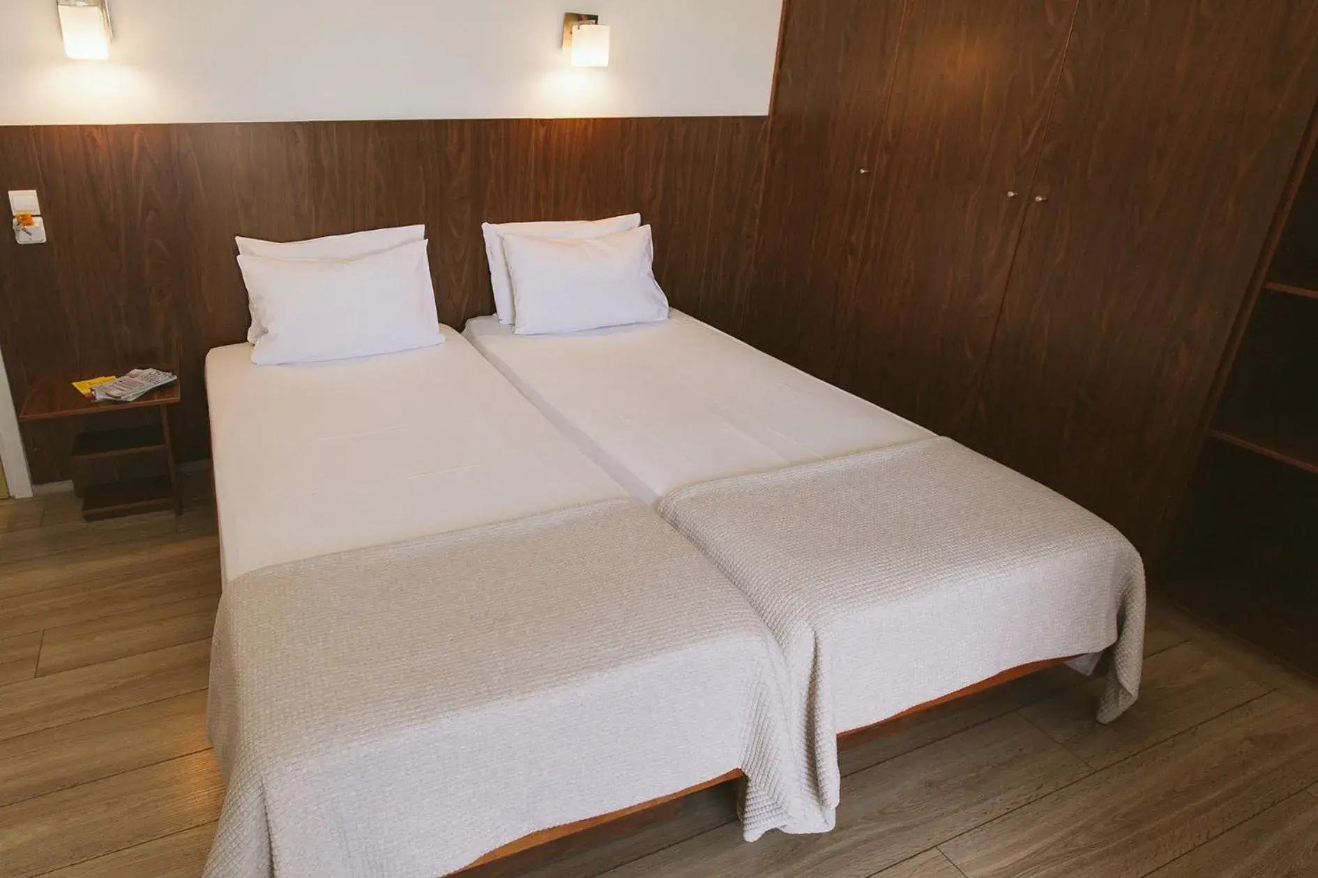 Twin Room with Lake View in Du Lac Twin Room with Lake View in Du Lac