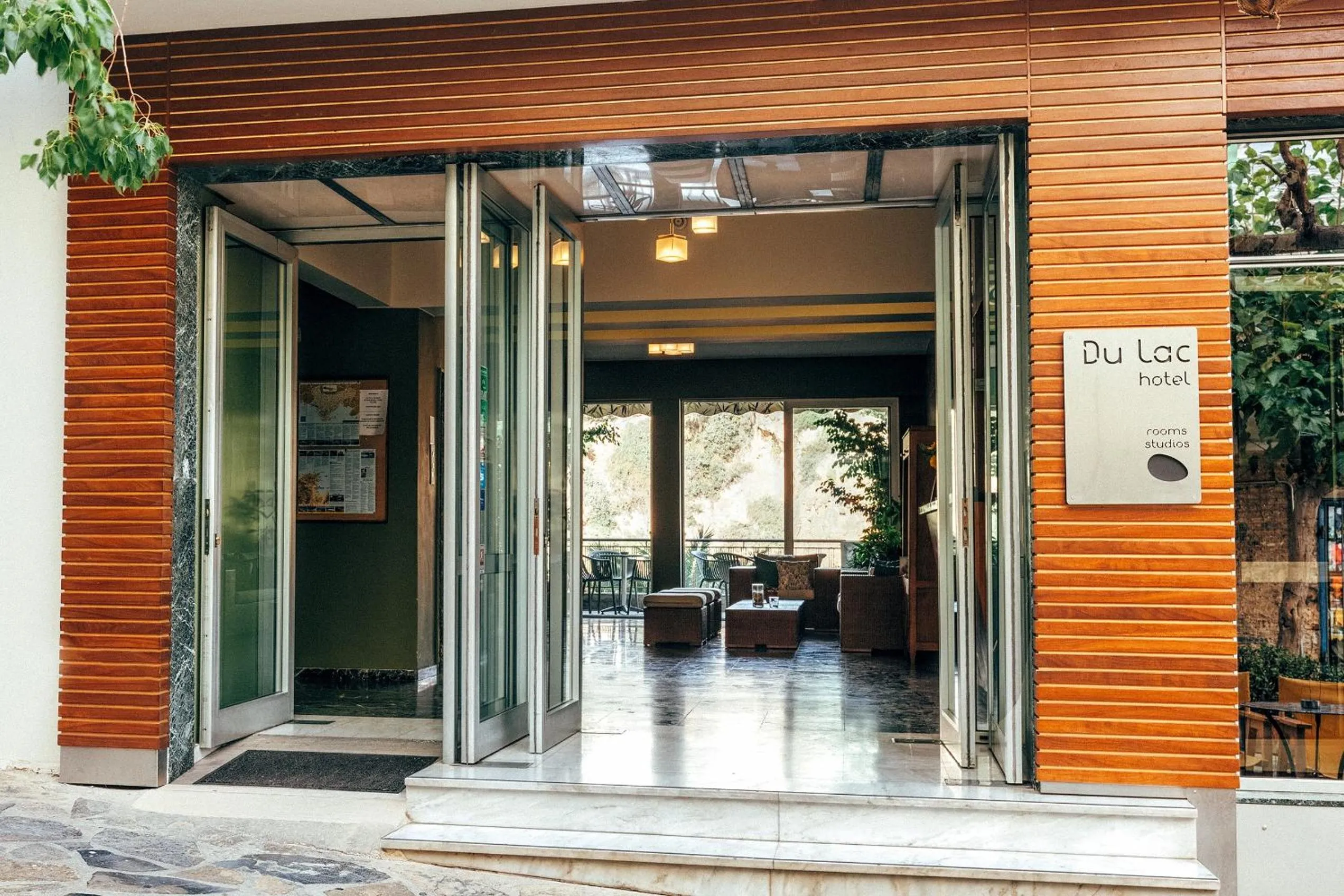 Facade/entrance in Du Lac