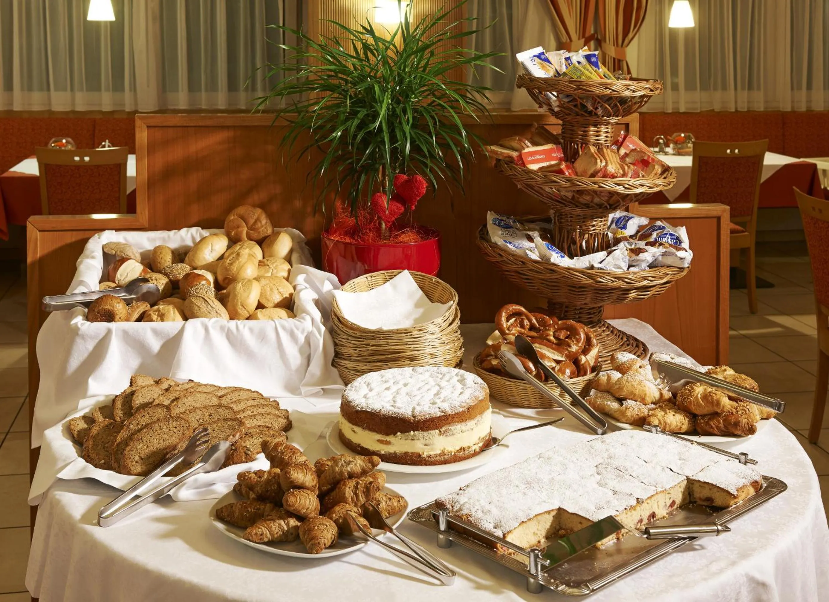 Buffet breakfast in Hotel Millanderhof