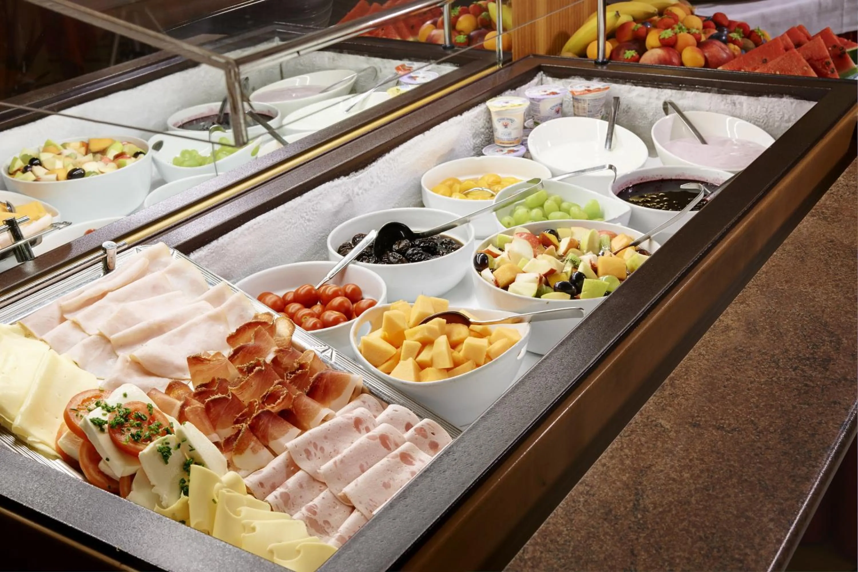 Buffet breakfast in Hotel Millanderhof