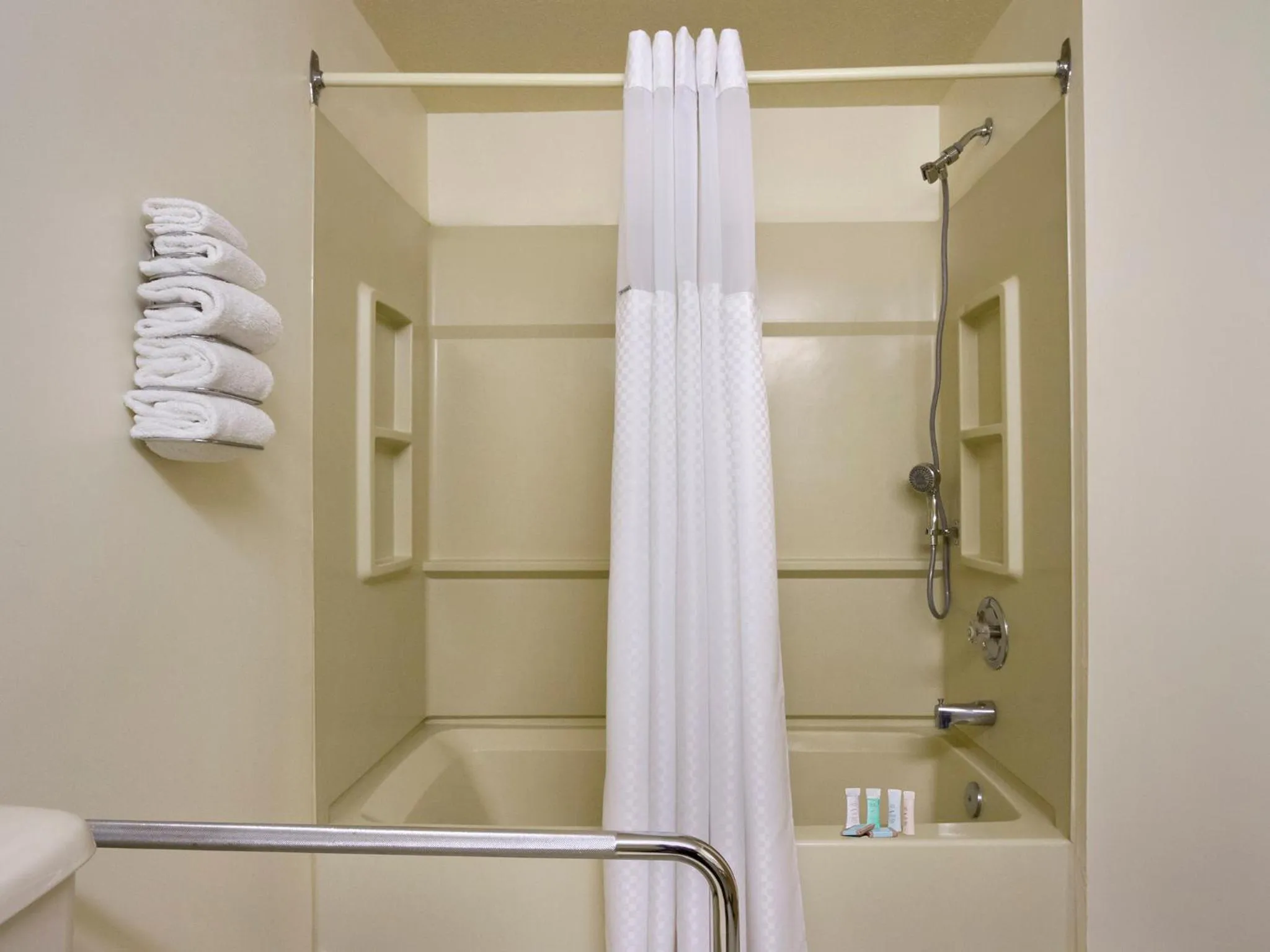 Shower in Northern Star Hotel & Convention Center