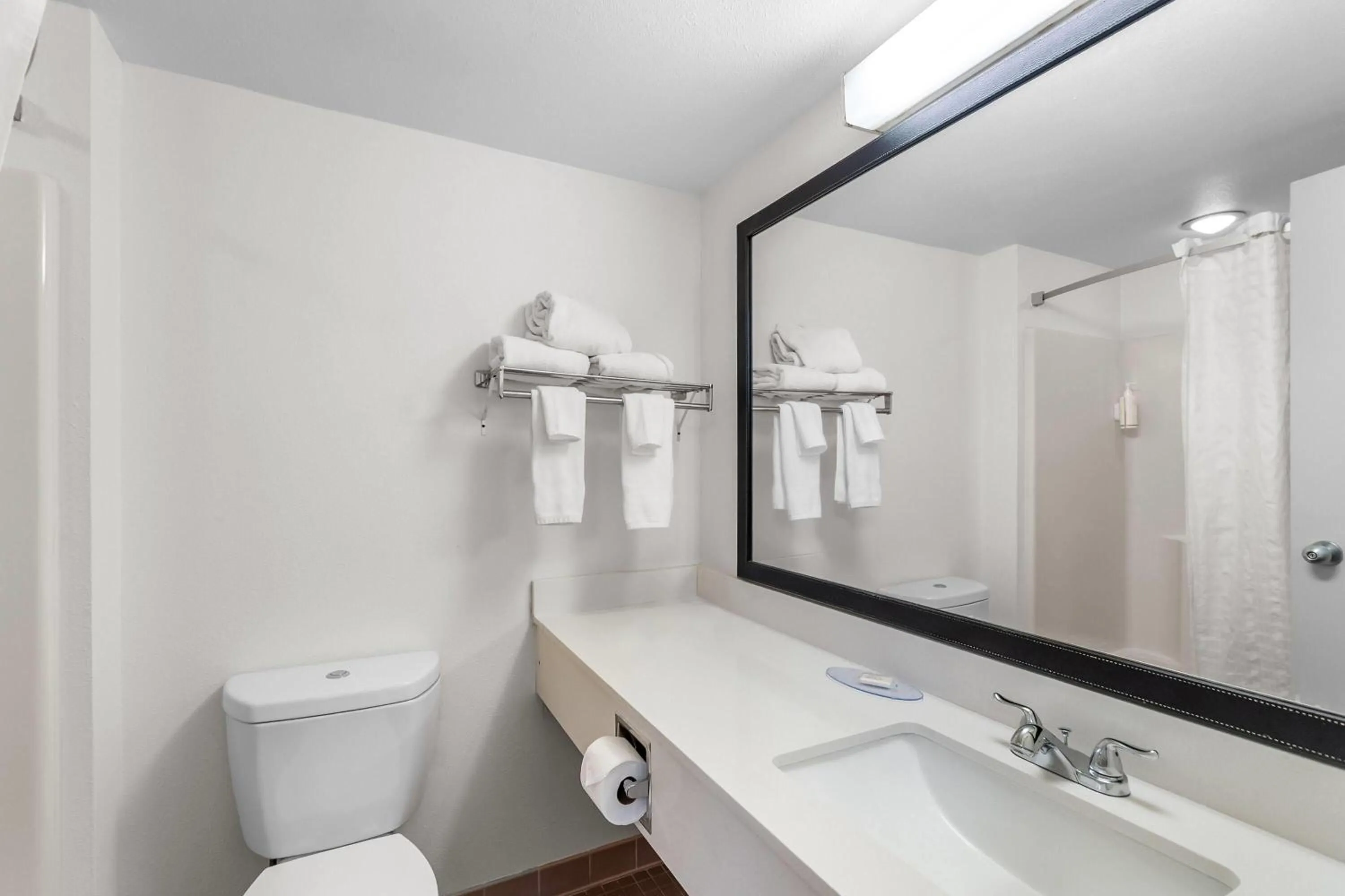 Bathroom in Travelodge by Wyndham Winchester