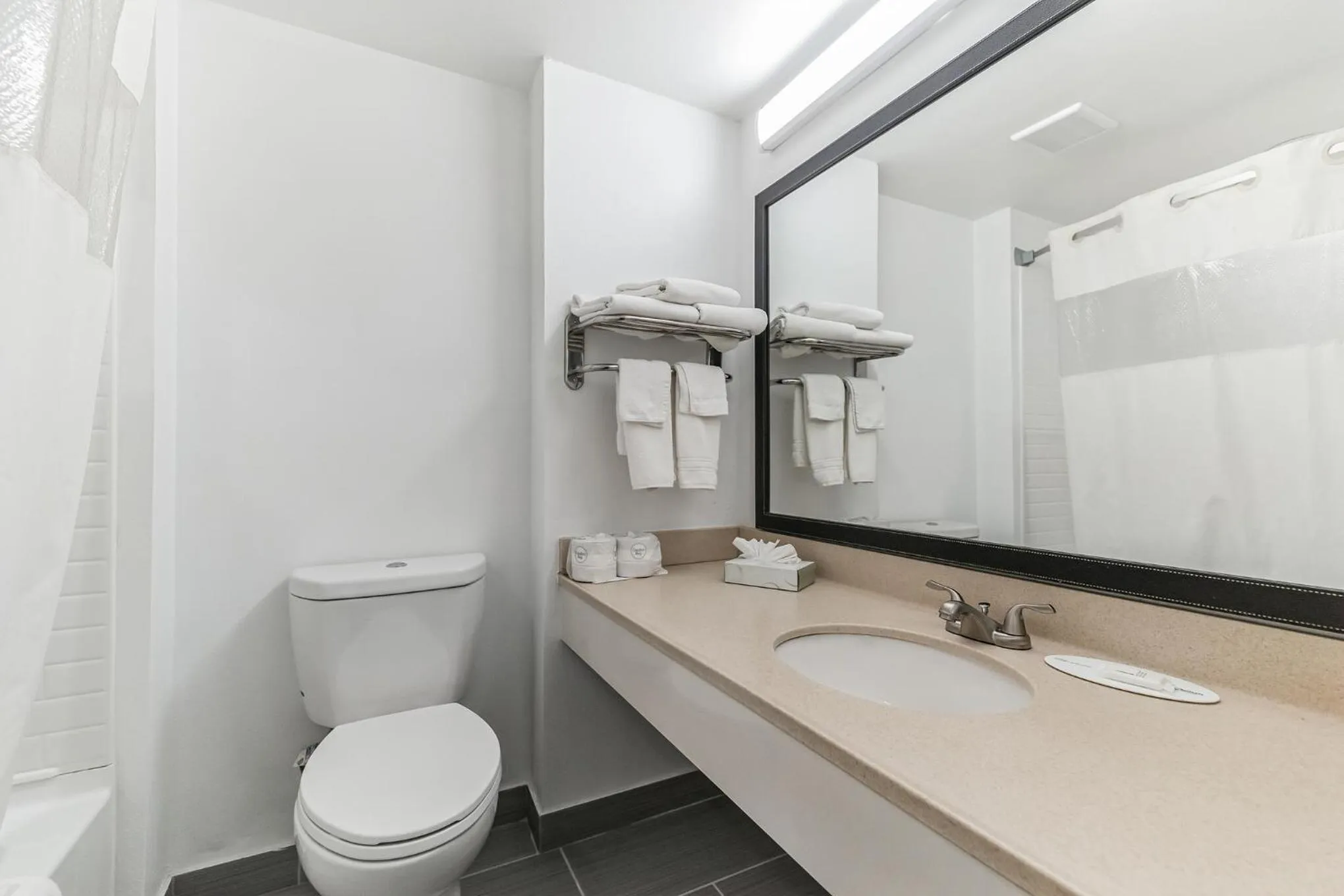 Public Bath in Travelodge by Wyndham Winchester