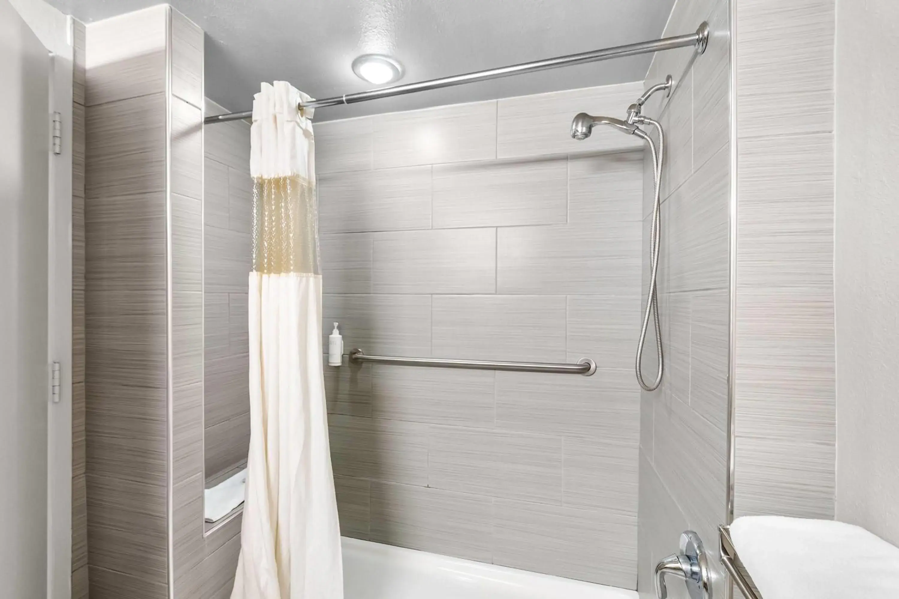 King Room Walk-In Shower with Grab Bars - Mobility Accessible/Non-Smoking in Travelodge by Wyndham Winchester King Room Walk-In Shower with Grab Bars - Mobility Accessible/Non-Smoking in Travelodge by Wyndham Winchester