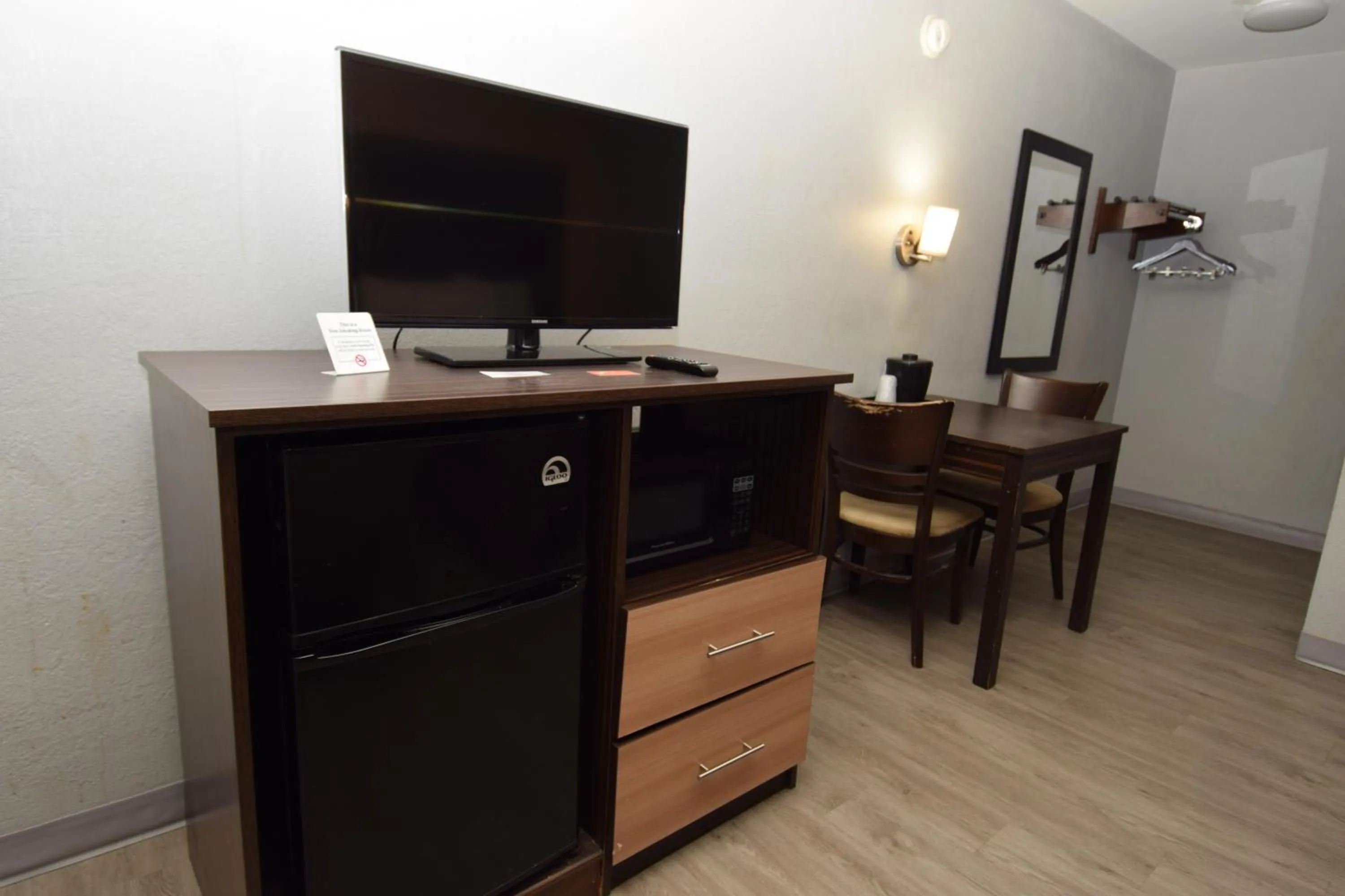TV and multimedia in University Manor Inn