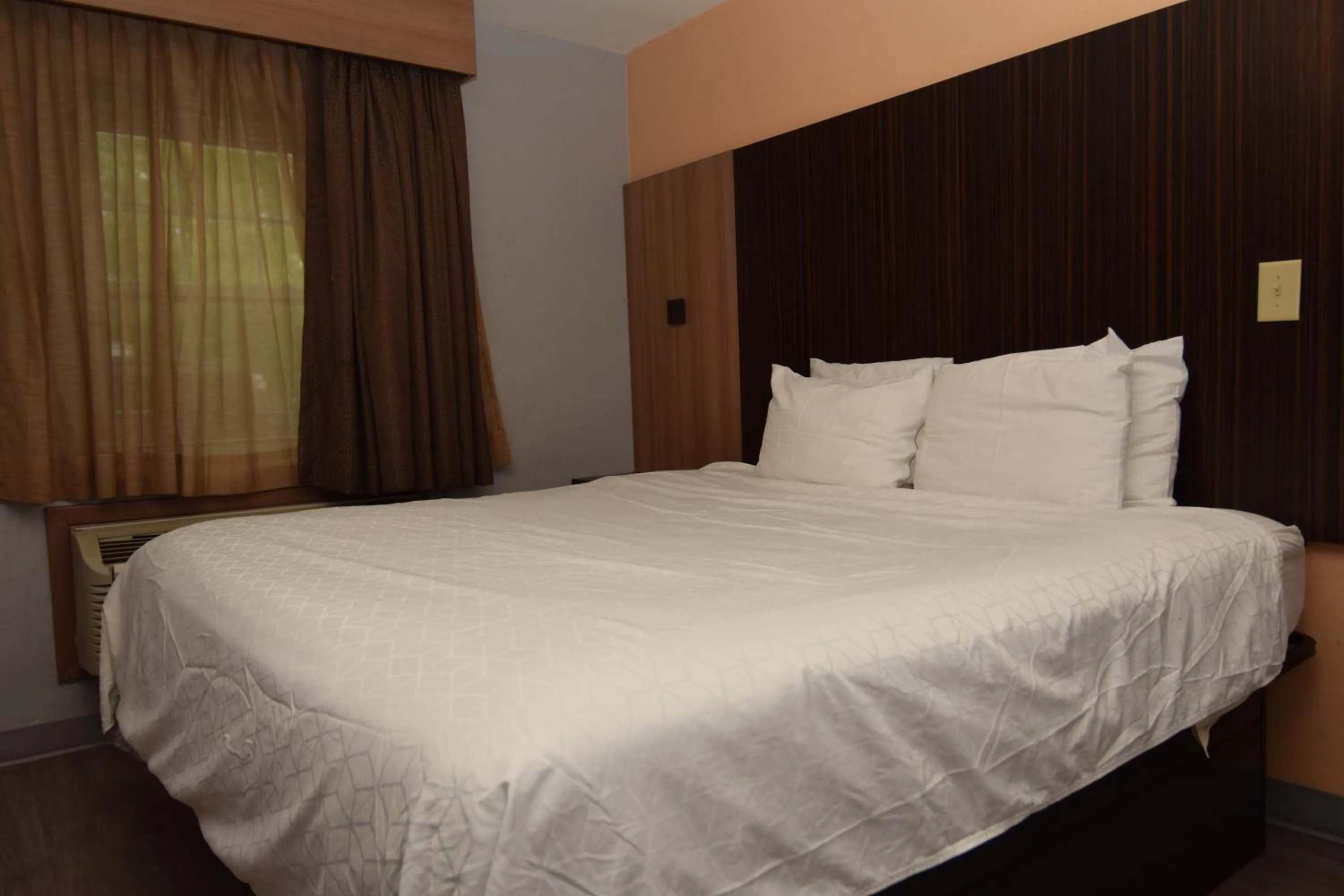 Bed in University Manor Inn