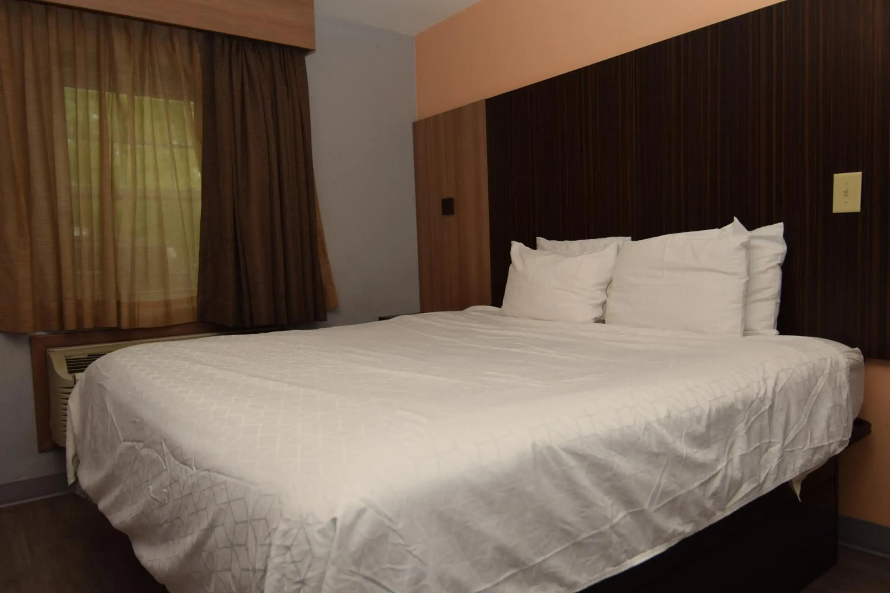 Queen Room with Spa Bath - Smoking in University Manor Inn Queen Room with Spa Bath - Smoking in University Manor Inn