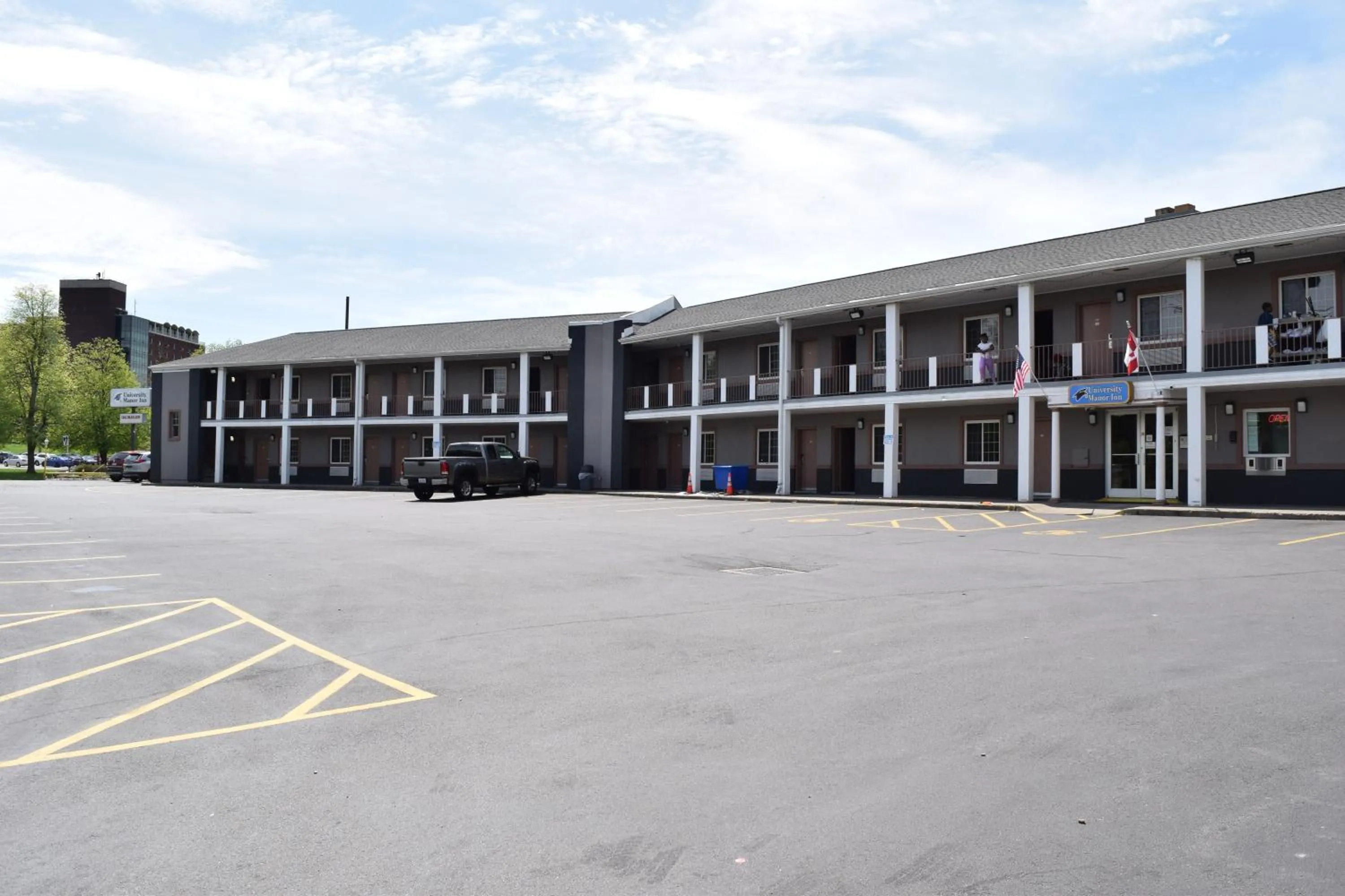 Parking in University Manor Inn