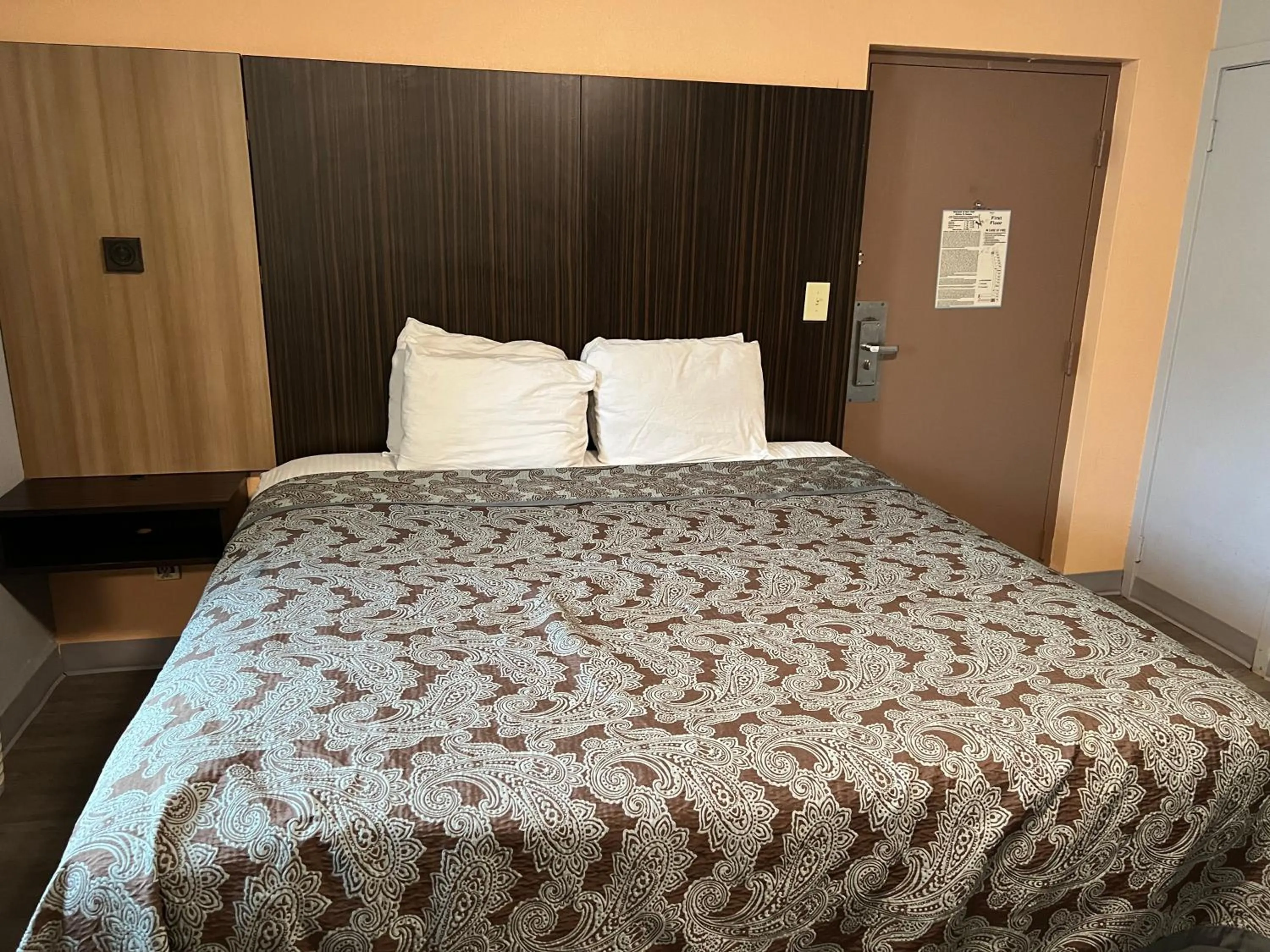 Bed in University Manor Inn