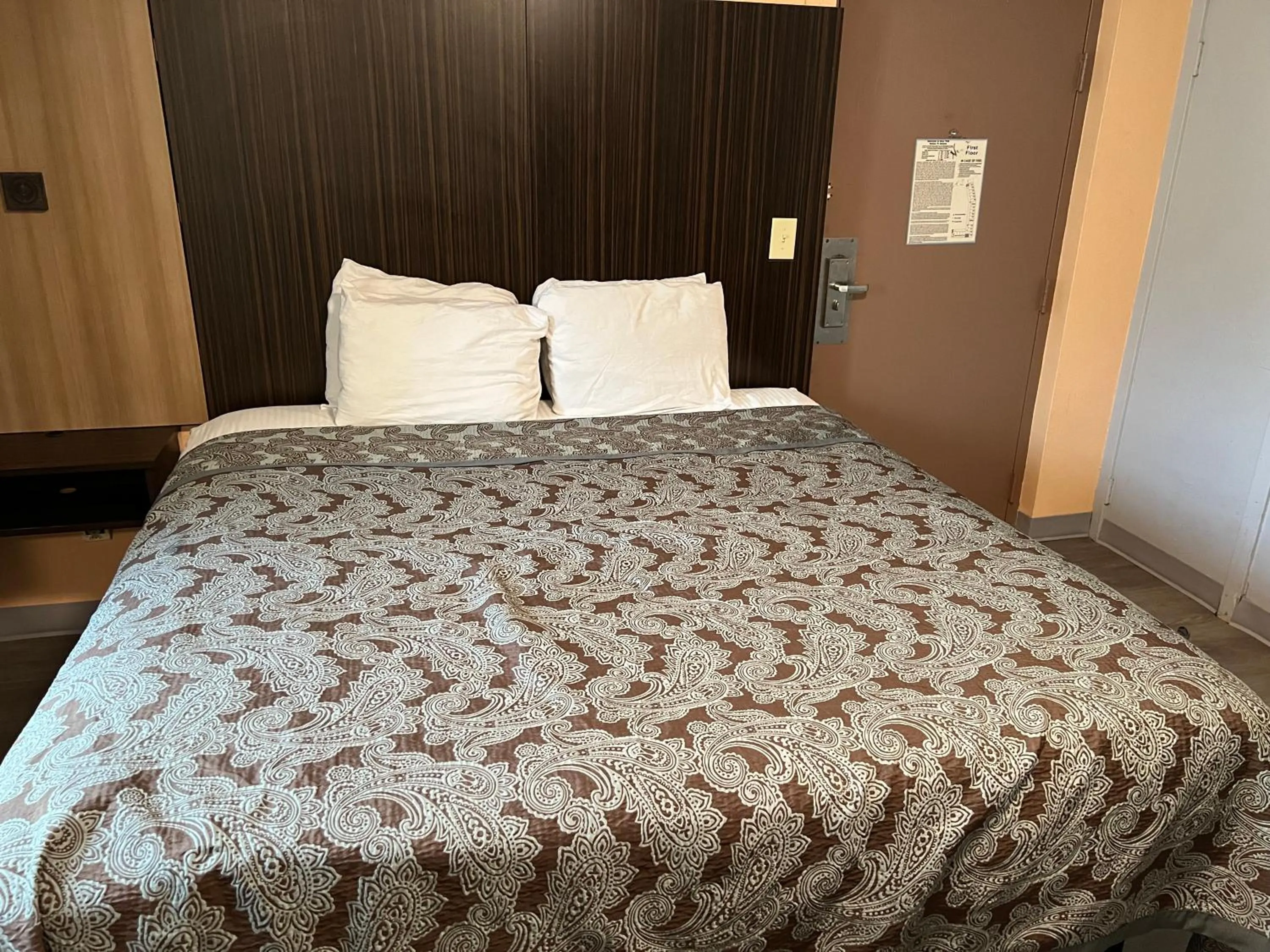 Bed in University Manor Inn