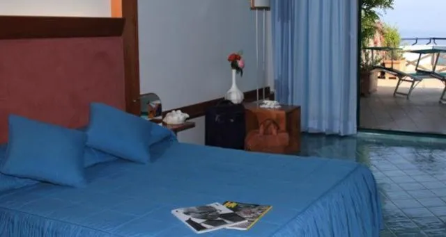 Photo of the whole room in Lo Scoglio