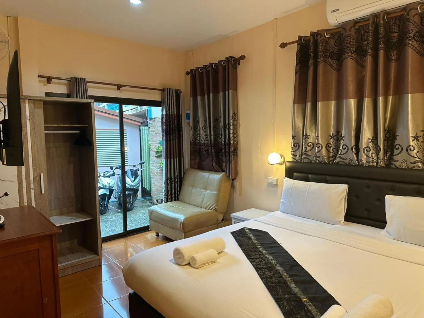 Bedroom, Bed in Kata Leaf Resort Phuket -