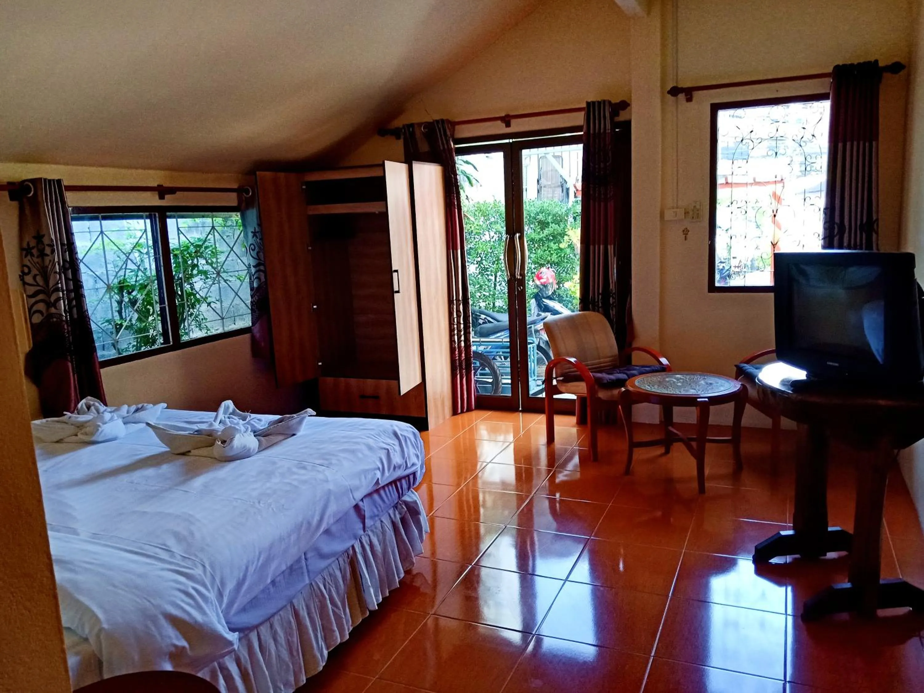 Photo of the whole room, Bed in Kata Leaf Resort Phuket -