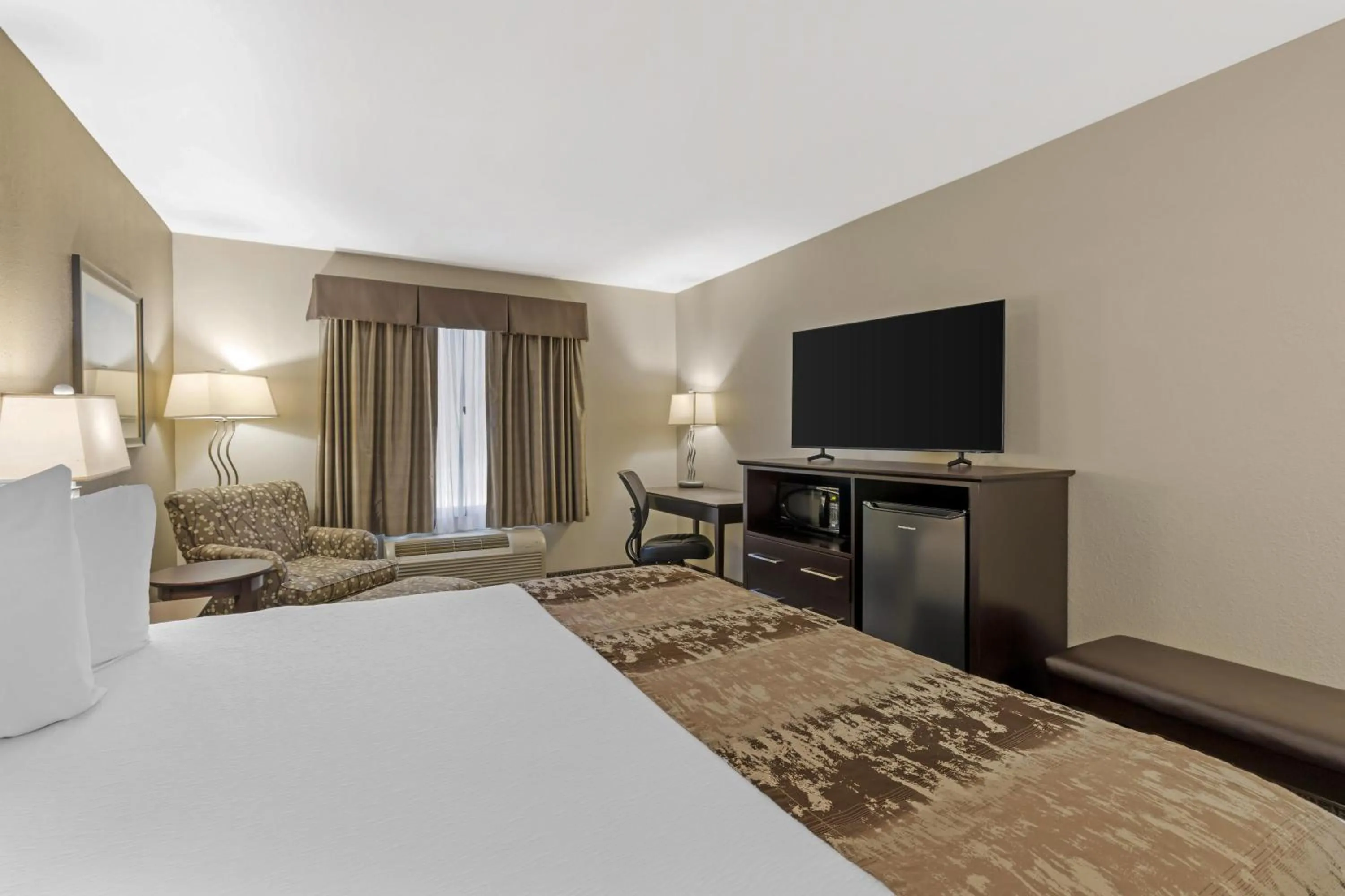 Bedroom, Bed in Best Western Plus Pembina Inn & Suites