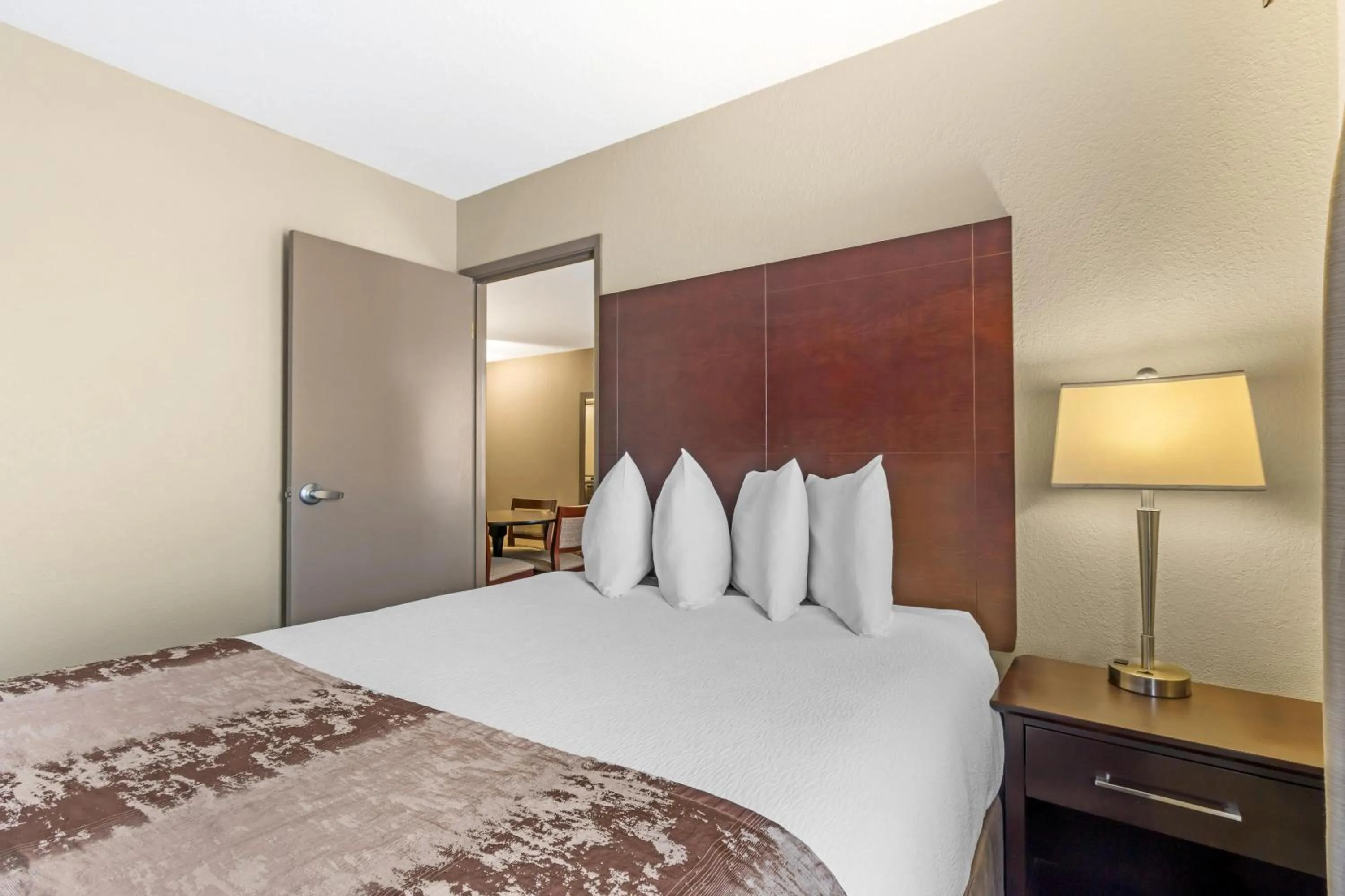 Photo of the whole room, Bed in Best Western Plus Pembina Inn & Suites