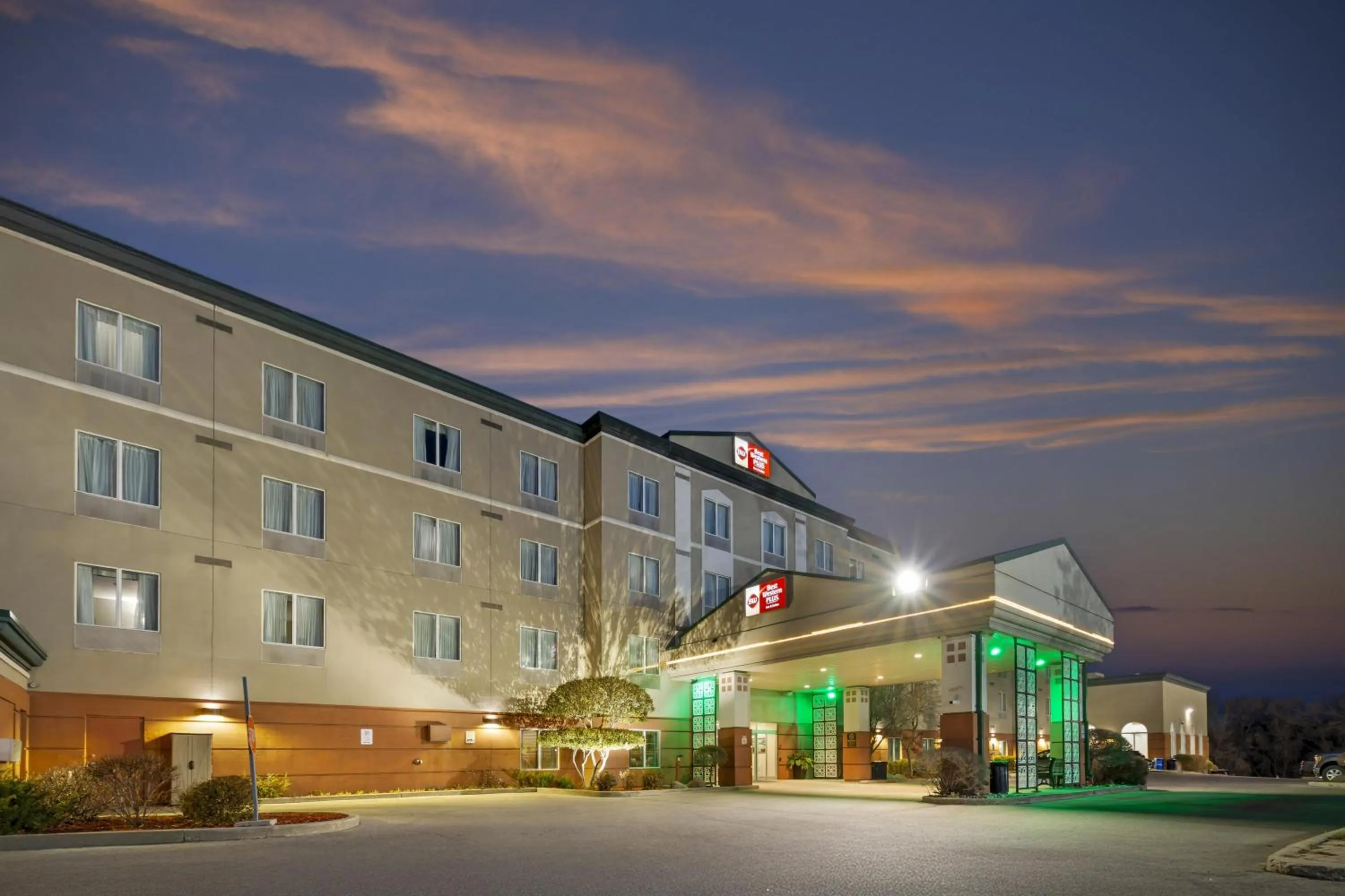 Property building in Best Western Plus Pembina Inn & Suites