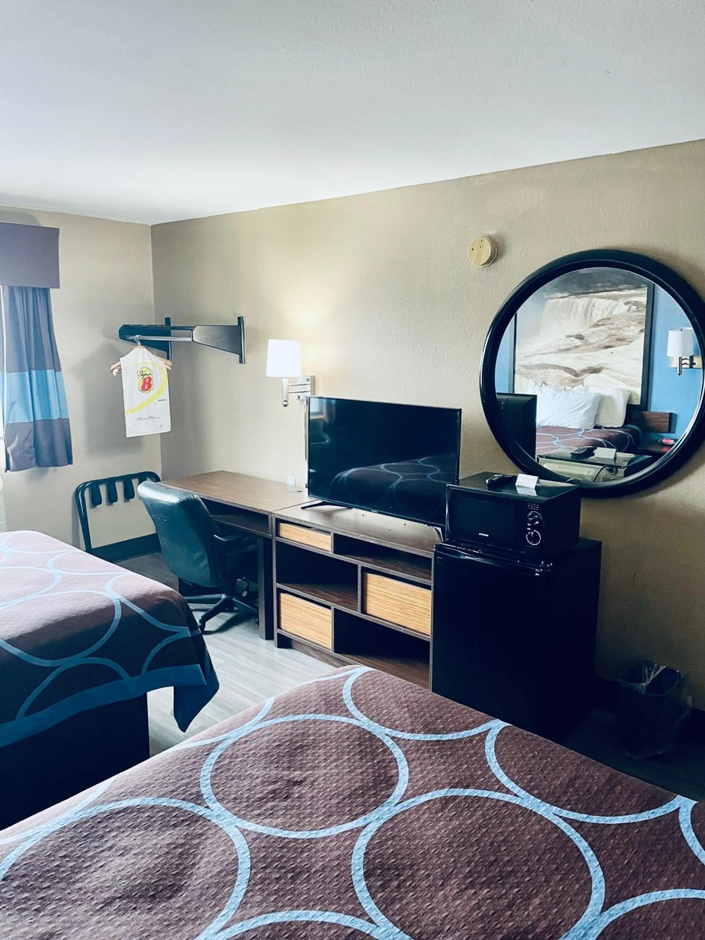 Photo of the whole room, Bed in Super 8 by Wyndham Corbin KY