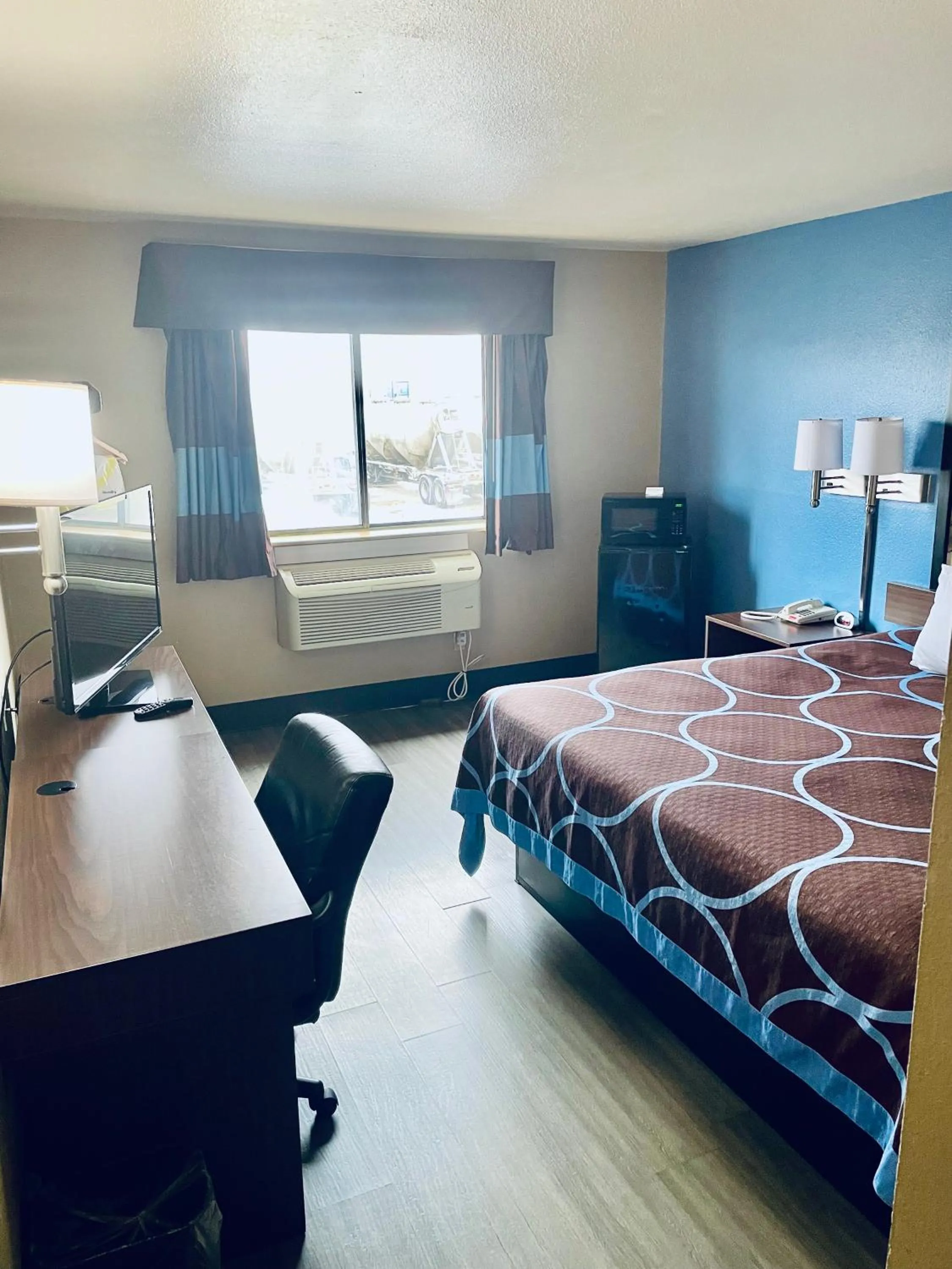 Bedroom, Bed in Super 8 by Wyndham Corbin KY