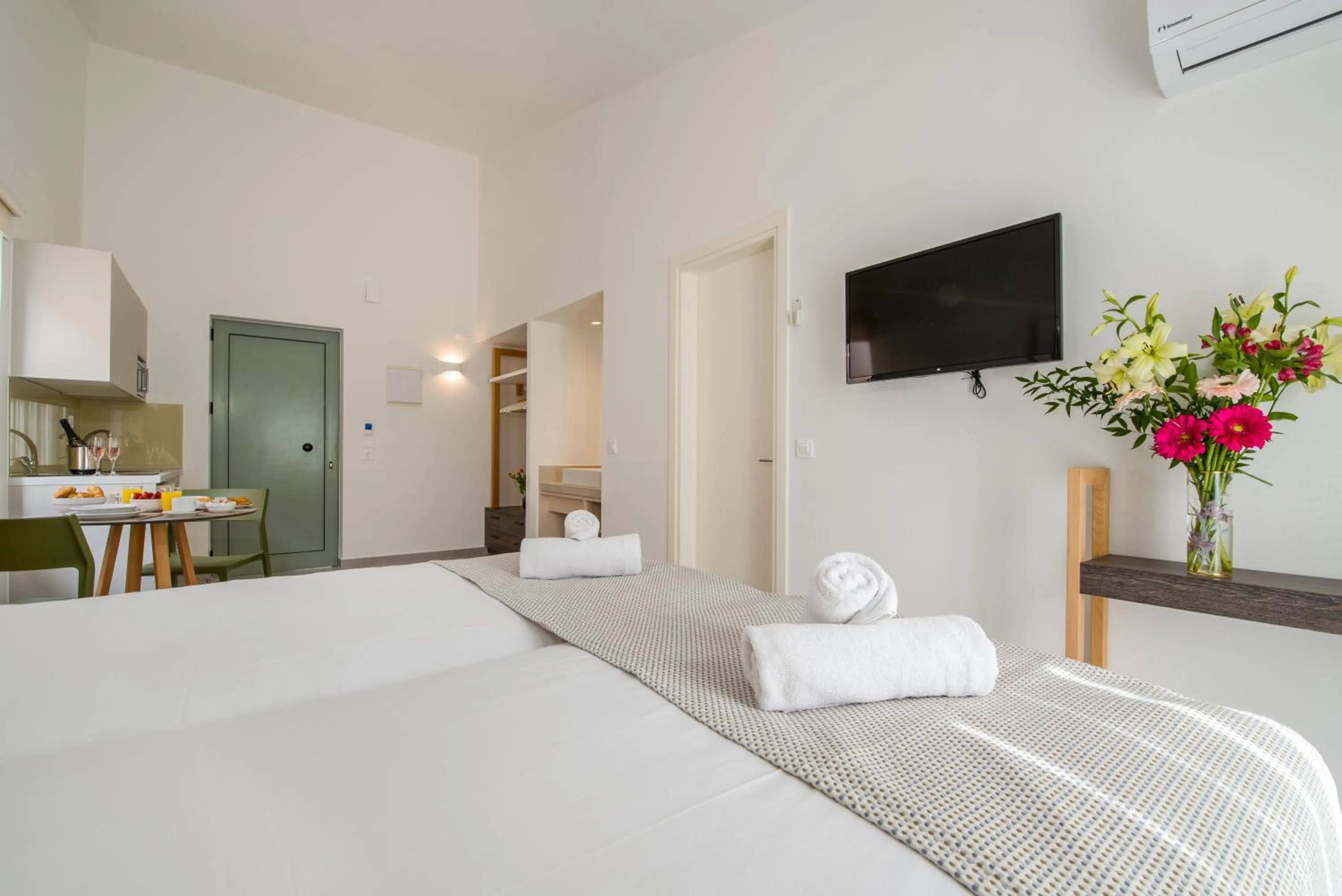 TV and multimedia, Bed in Lotus Hotel Apartments