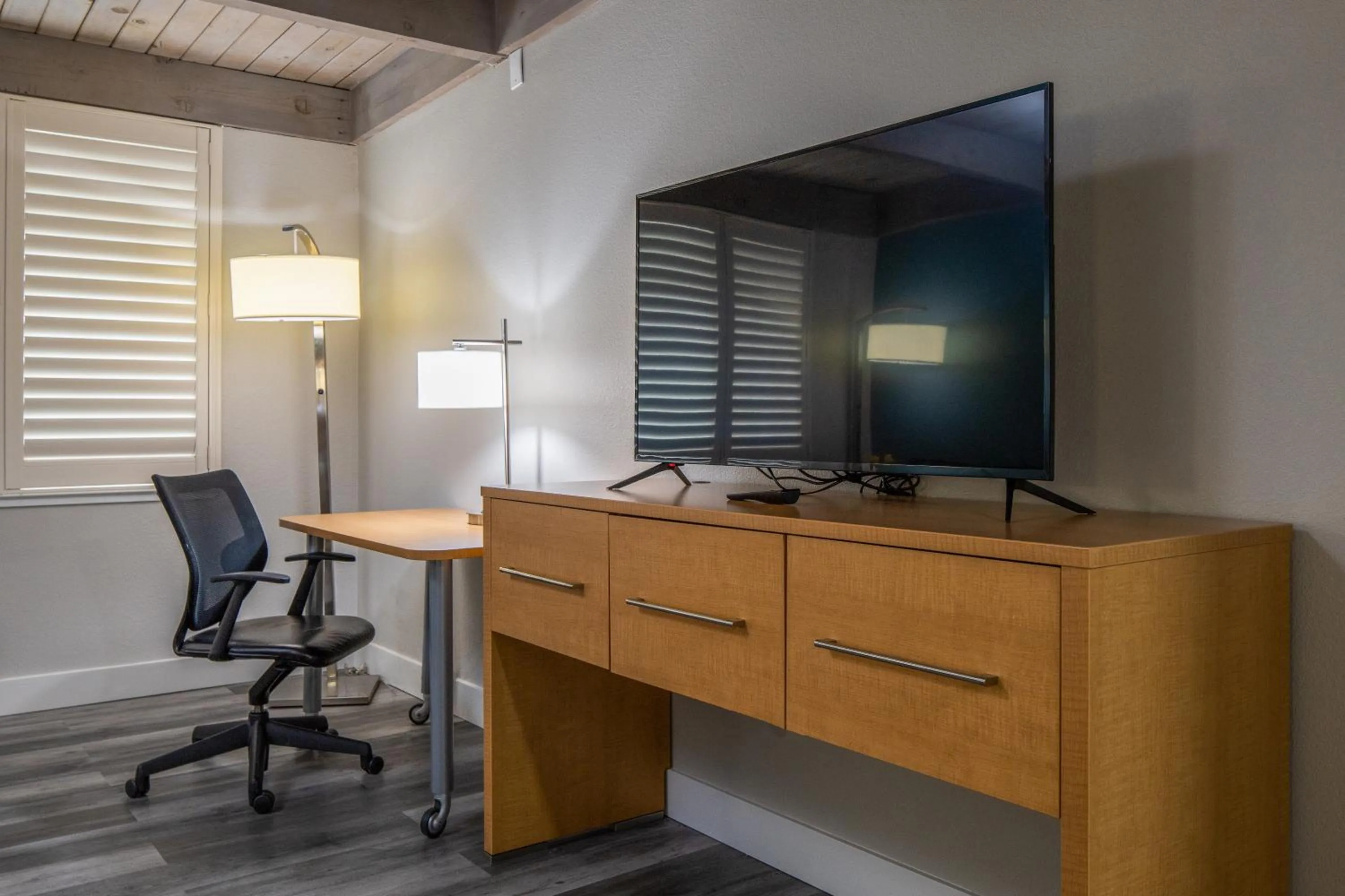 TV and multimedia in Prodigy Hotel, a Days Inn by Wyndham