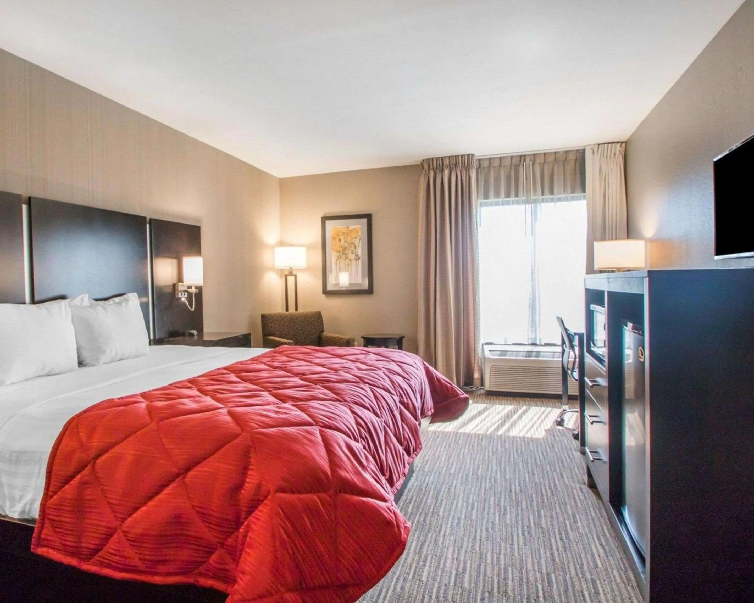 Photo of the whole room, Bed in Greenstay Inn & Suites Court View