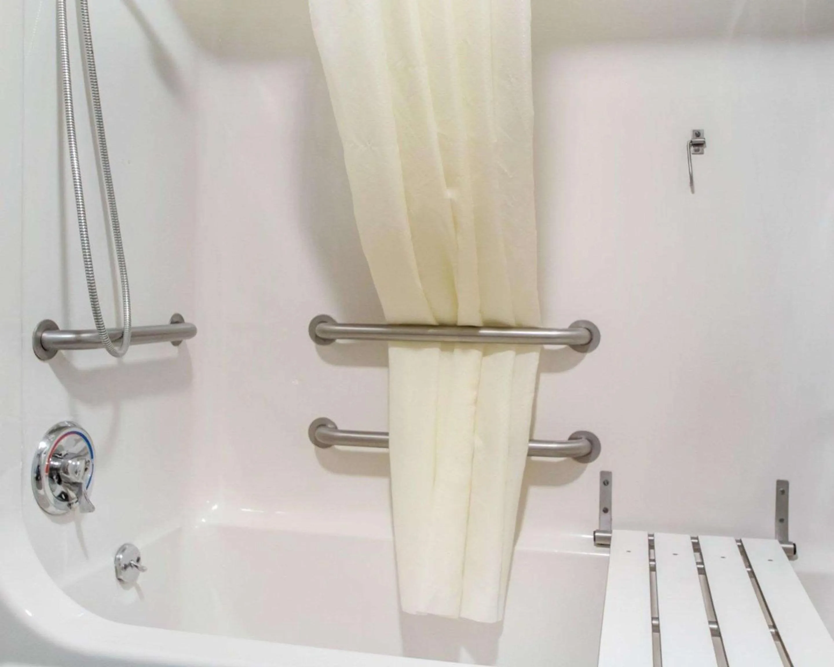 Bathroom in Greenstay Inn & Suites Court View