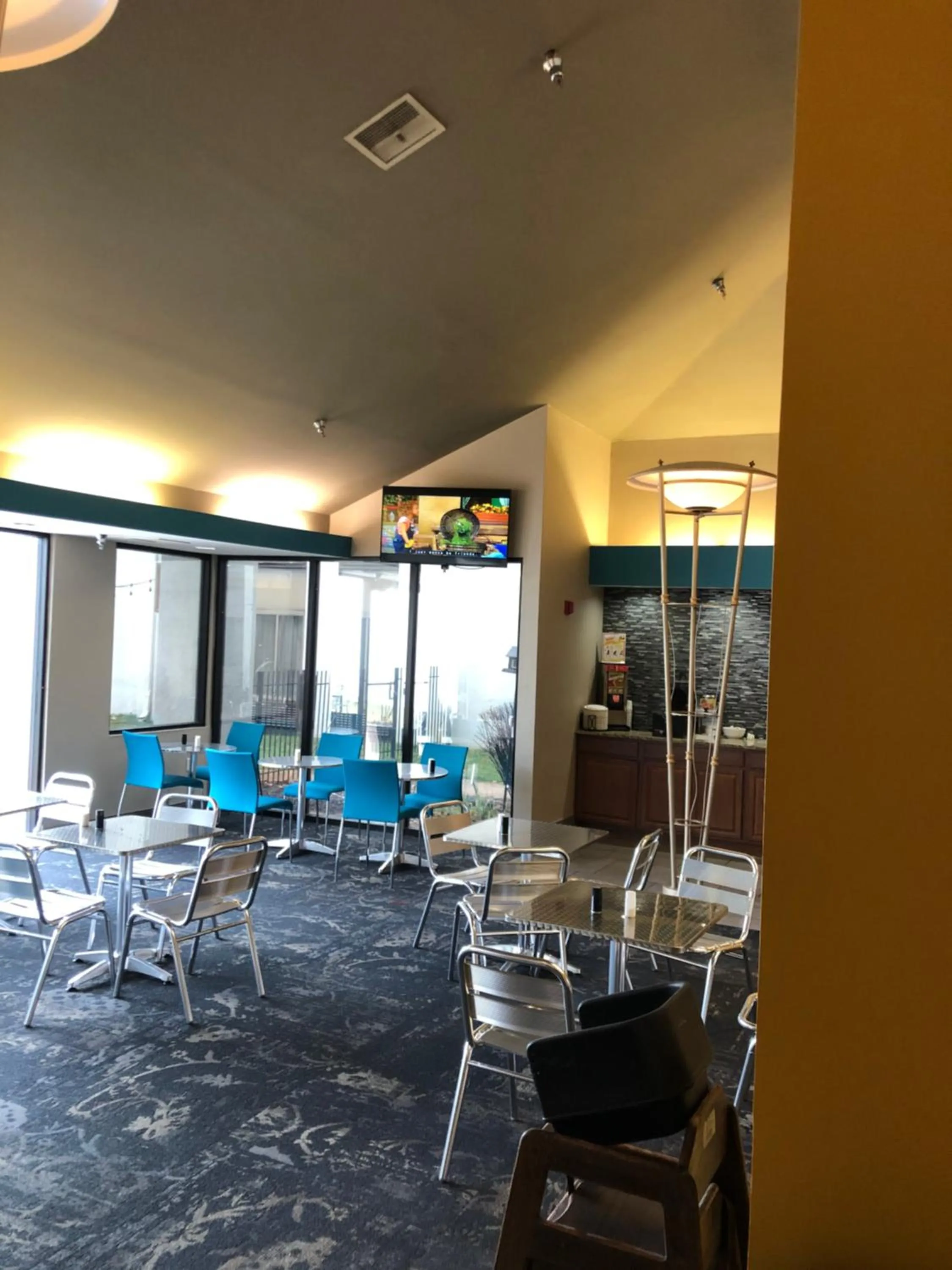 Communal lounge/ TV room in Greenstay Inn & Suites Court View