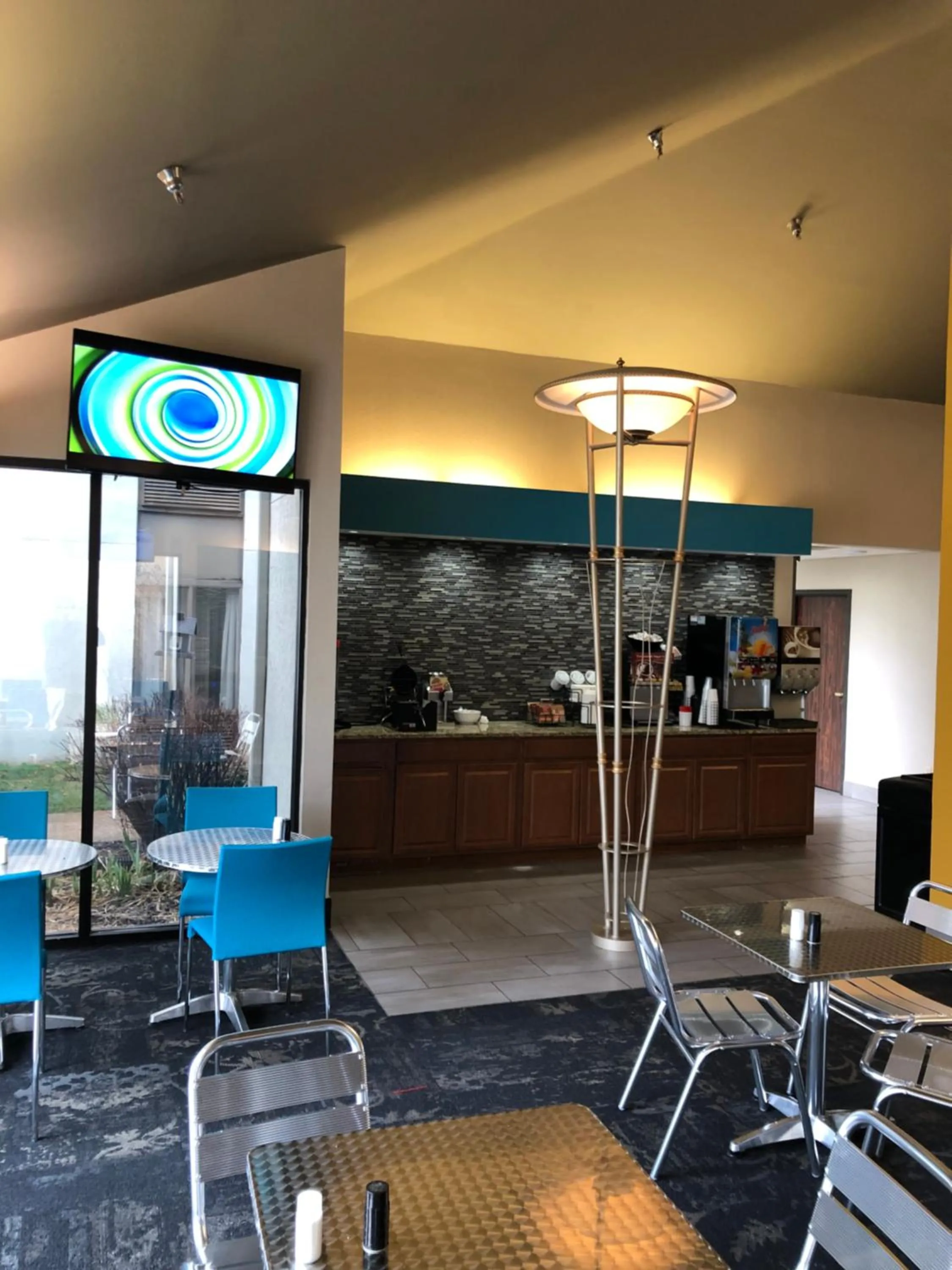 Communal lounge/ TV room in Greenstay Inn & Suites Court View