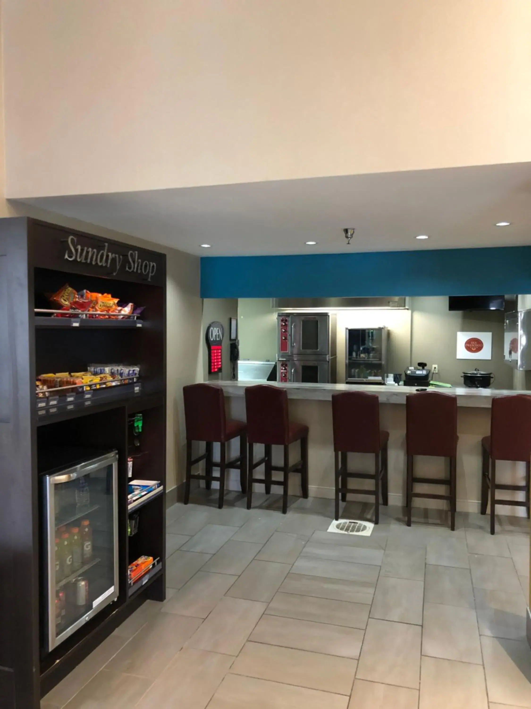 Lounge or bar in Greenstay Inn & Suites Court View Lounge or bar in Greenstay Inn & Suites Court View