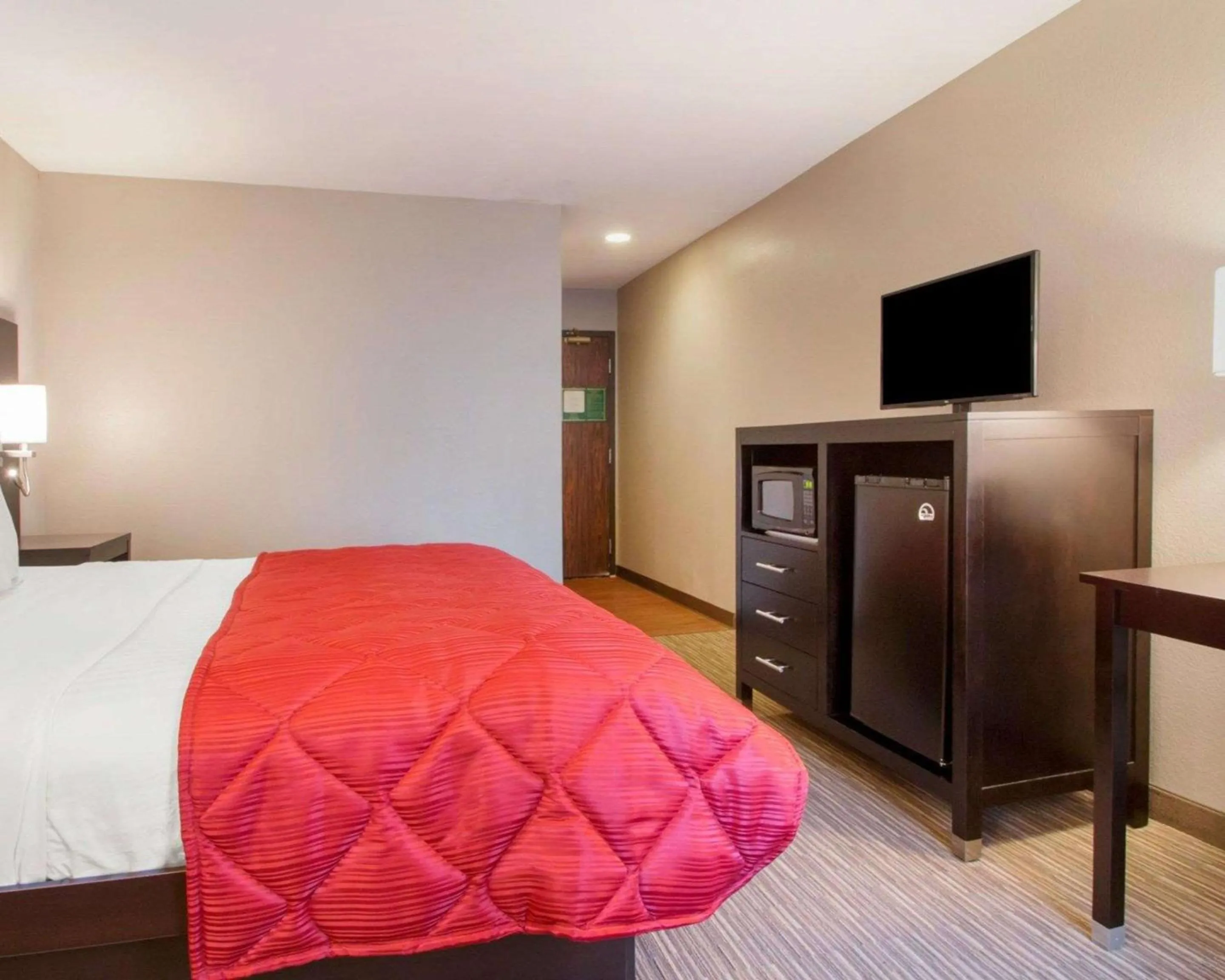 Photo of the whole room, Bed in Greenstay Inn & Suites Court View