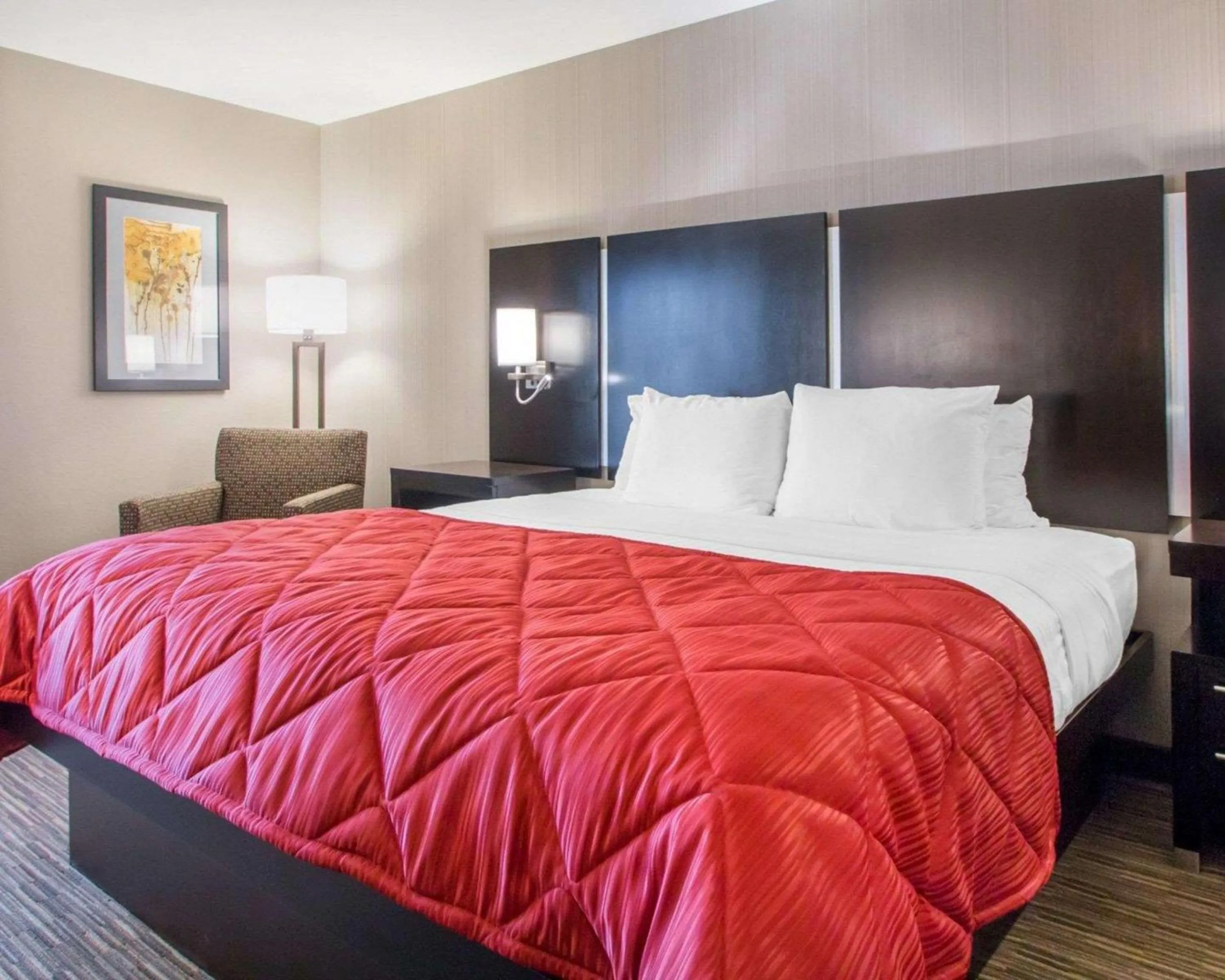 Photo of the whole room, Bed in Greenstay Inn & Suites Court View