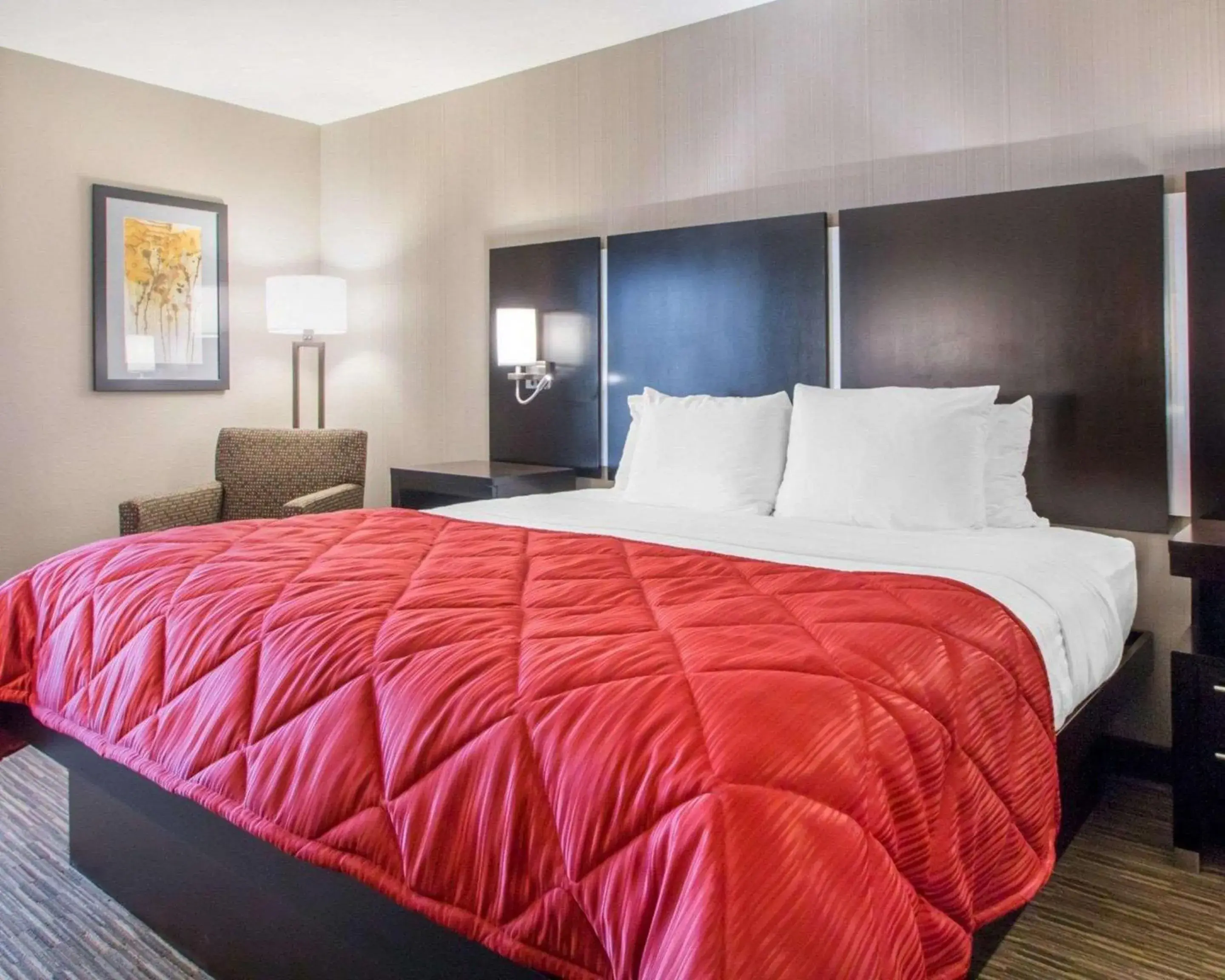 Photo of the whole room, Bed in Greenstay Inn & Suites Court View Photo of the whole room, Bed in Greenstay Inn & Suites Court View