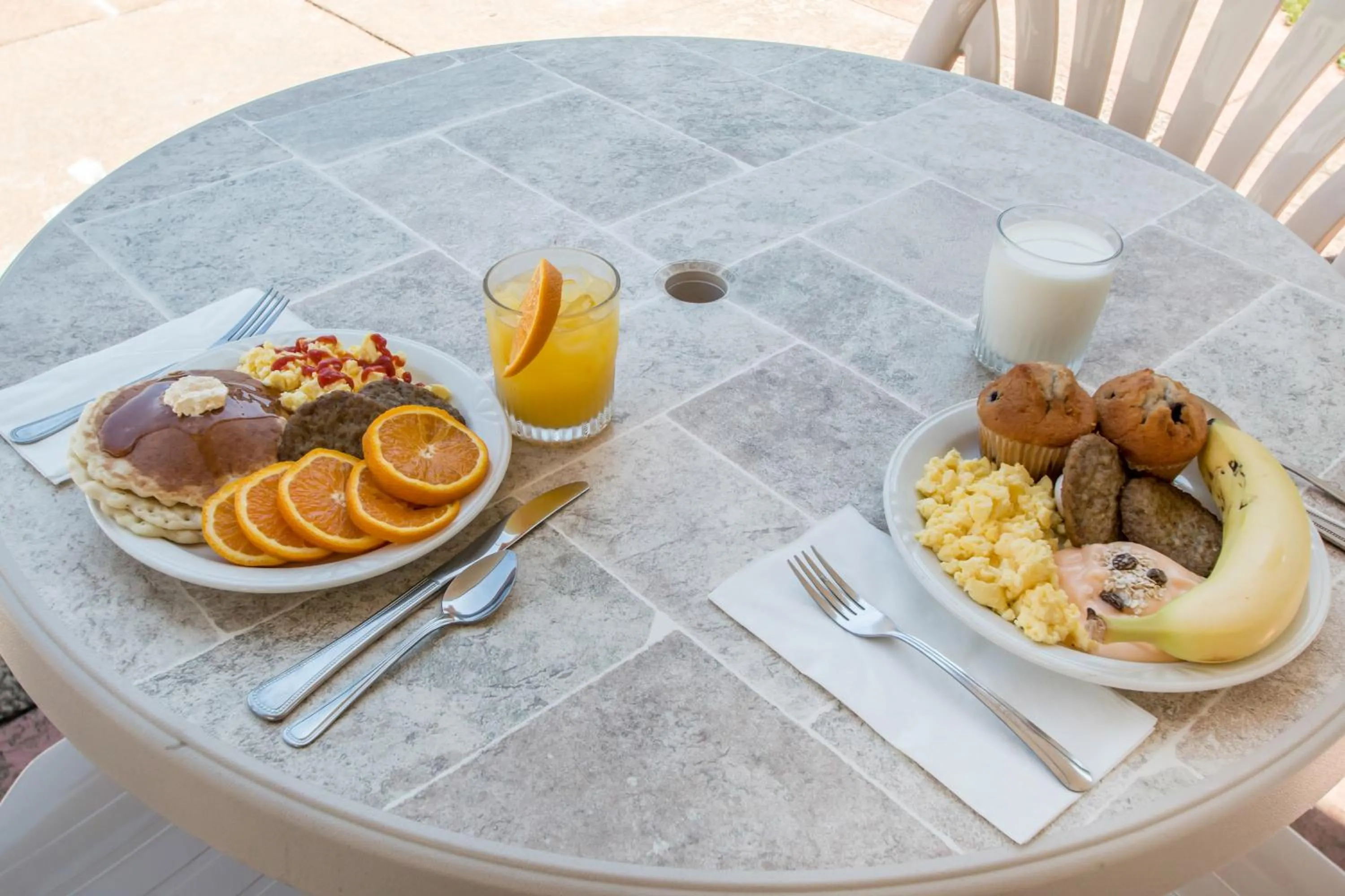 Food and drinks in Greenstay Inn & Suites Court View