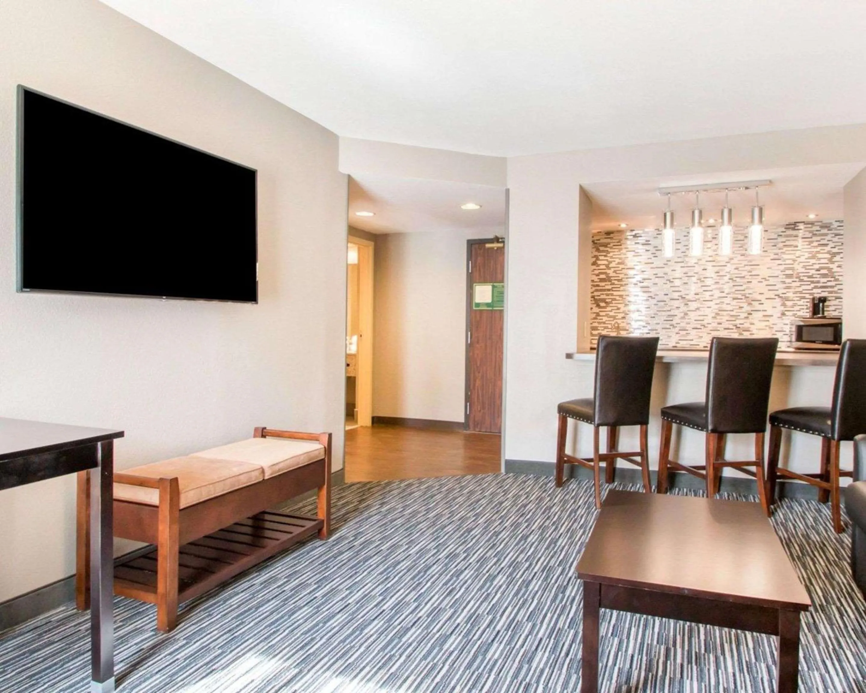 Photo of the whole room in Greenstay Inn & Suites Court View