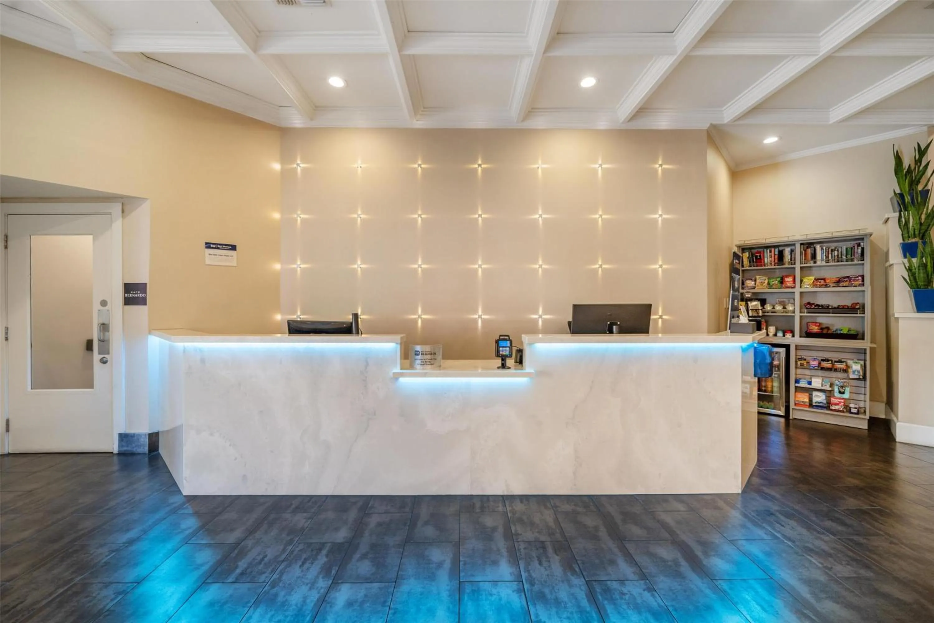 Lobby or reception in Best Western Plus Palm Court Hotel
