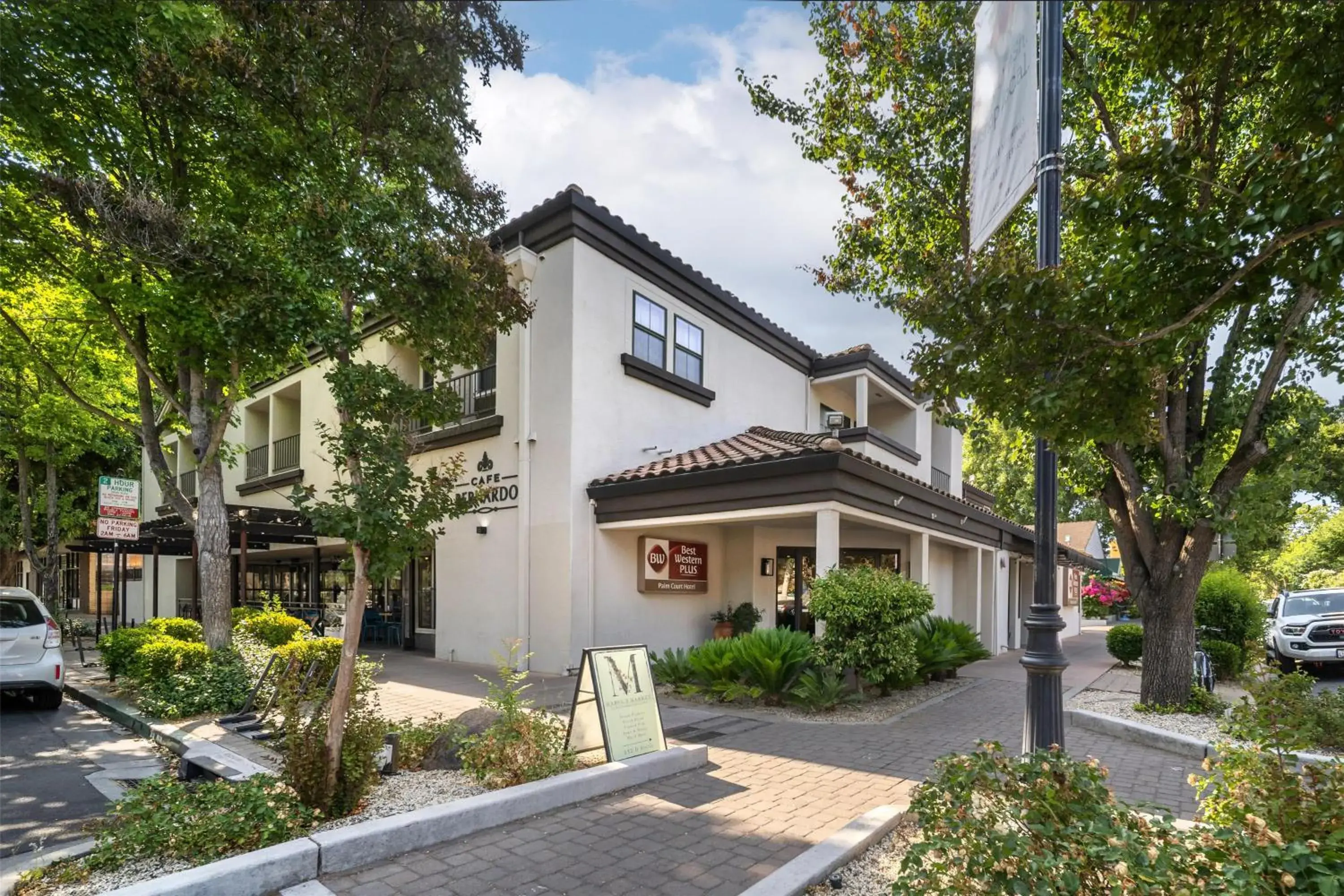 Property building in Best Western Plus Palm Court Hotel Property building in Best Western Plus Palm Court Hotel