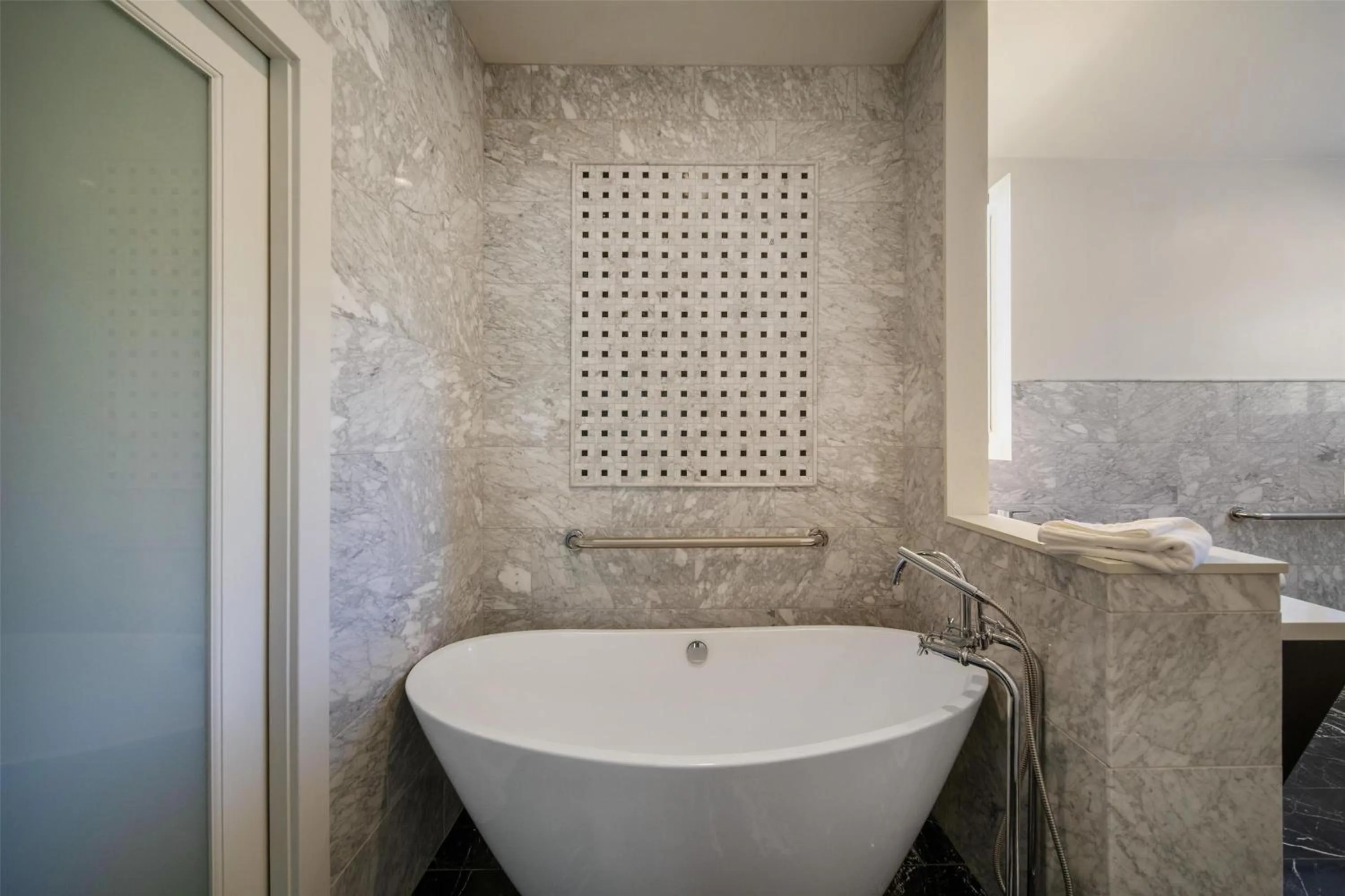 Bedroom in Best Western Plus Palm Court Hotel