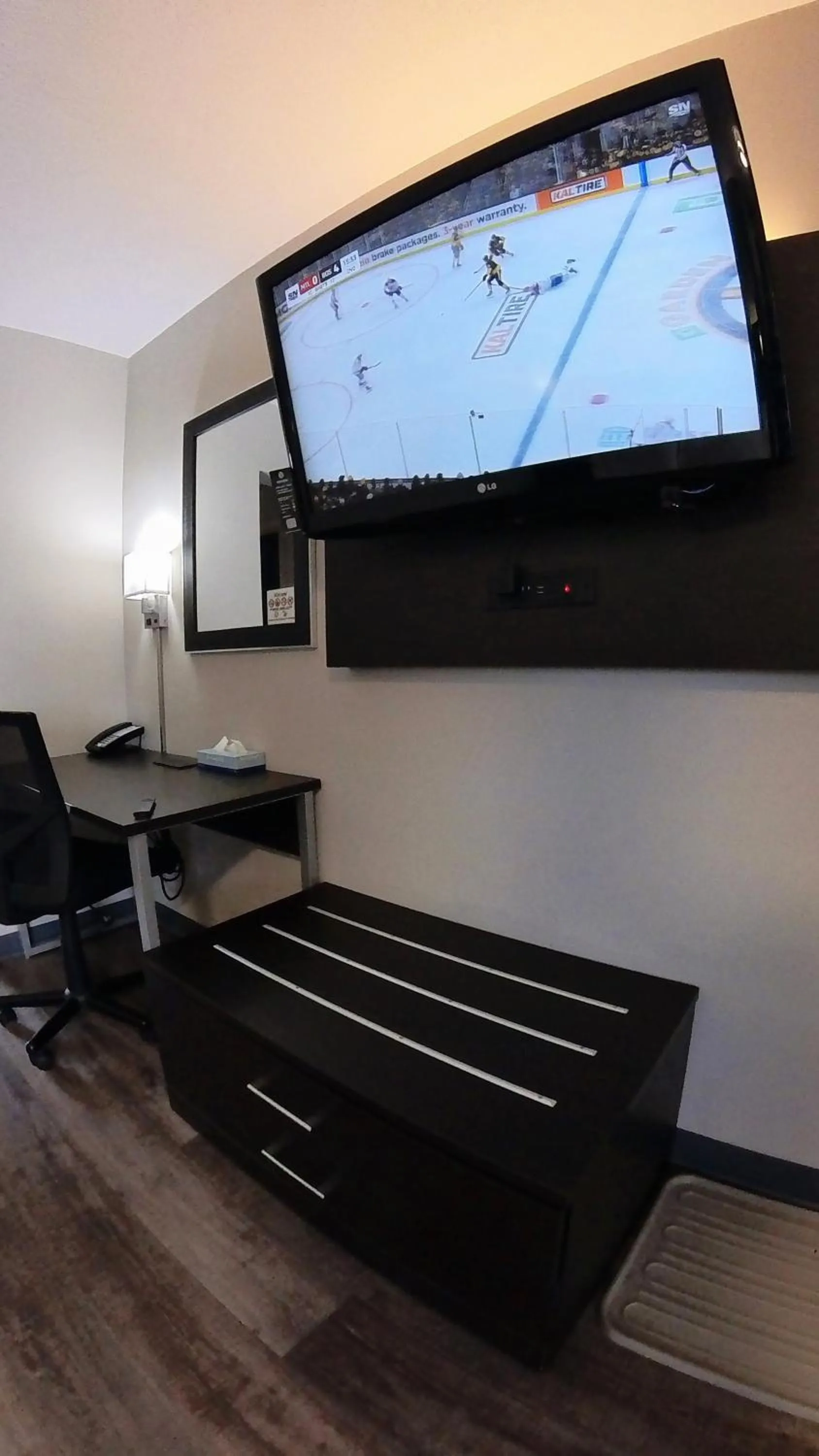 TV and multimedia in Moonlight Inn and Suites Sudbury