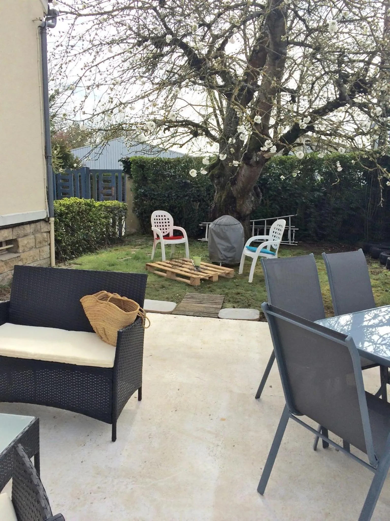 Property building in chambres de la Nonette